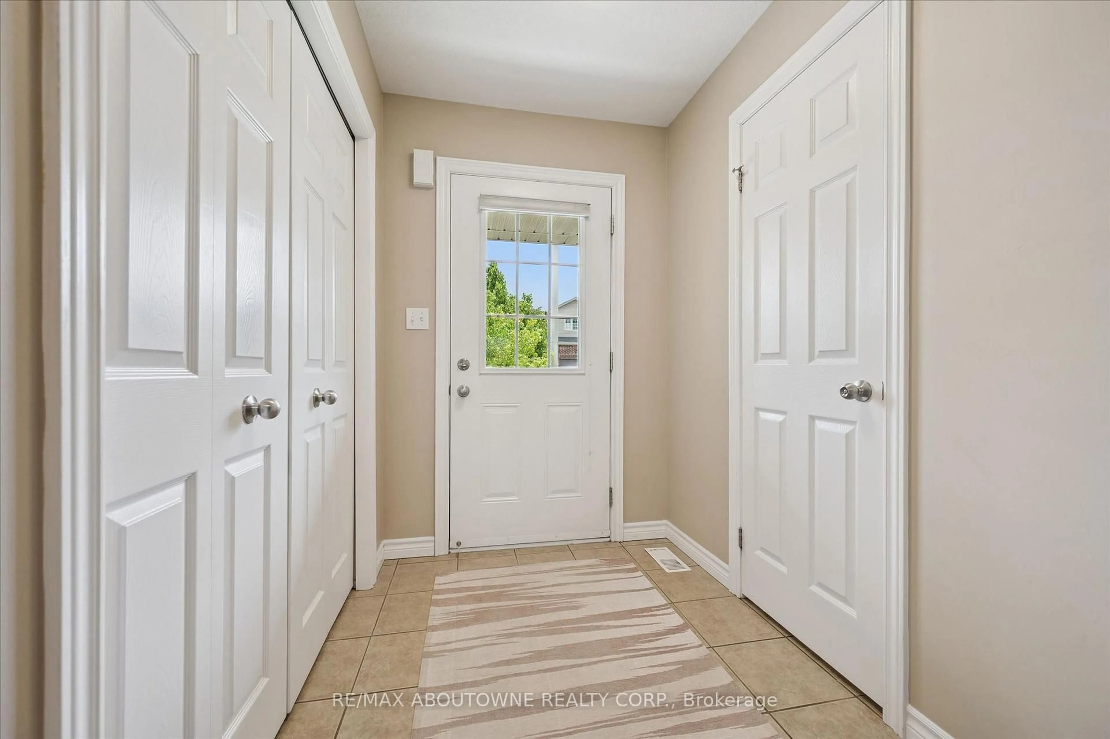 Indoor entryway for 488 Colt St, Waterloo Ontario N2K 4N9
