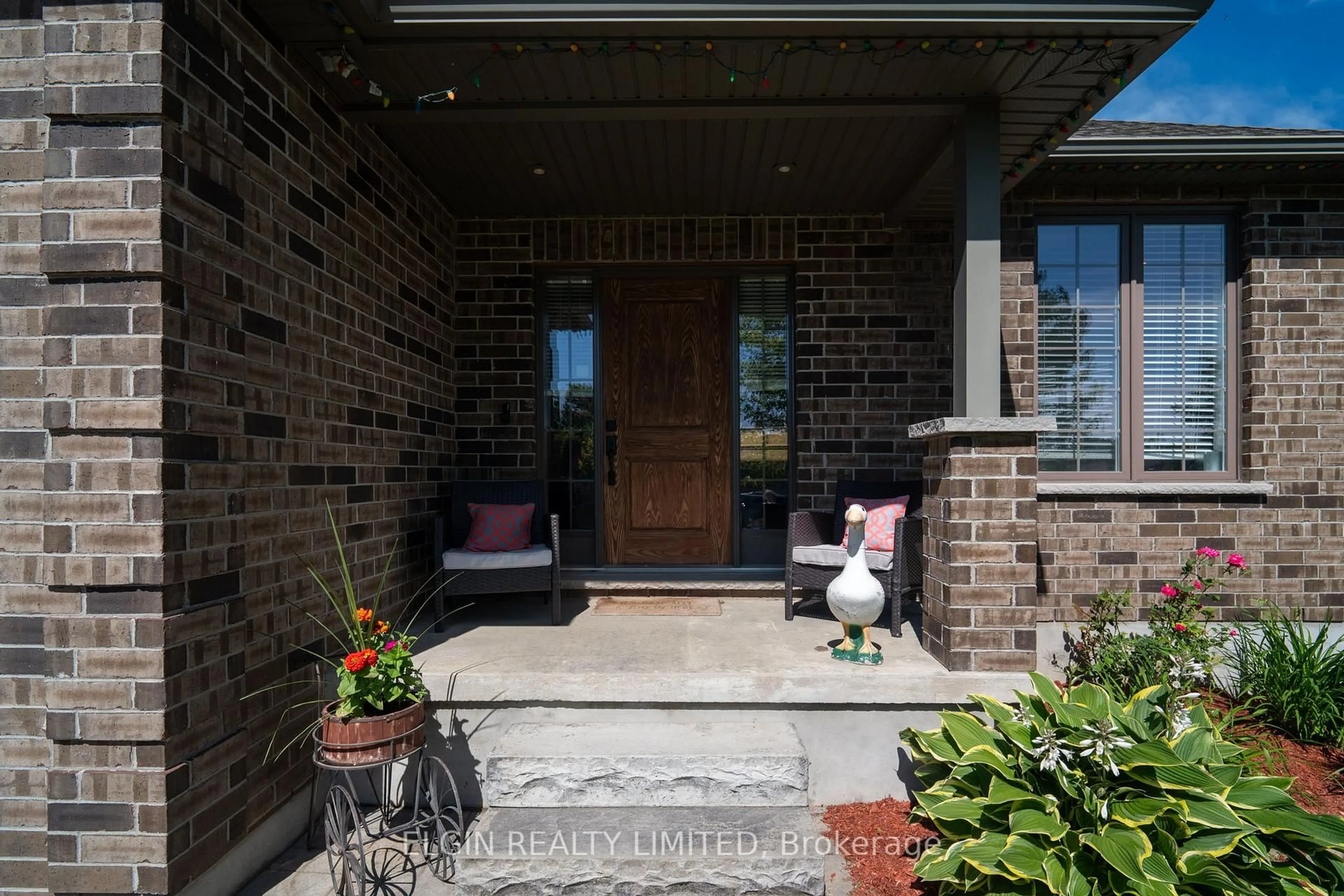 Indoor entryway for 45 Brenmar Cres, Central Elgin Ontario N0L 1B0