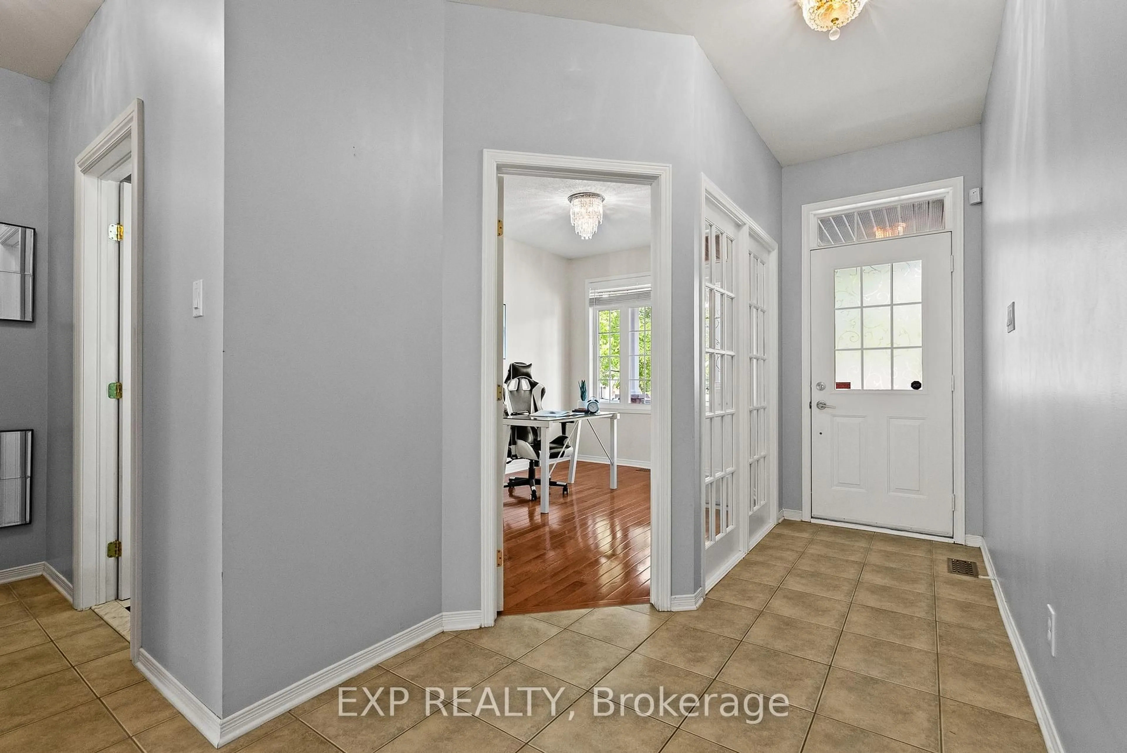 Indoor entryway for 112 Redcliff Ave, Ottawa Ontario K2J 5J7