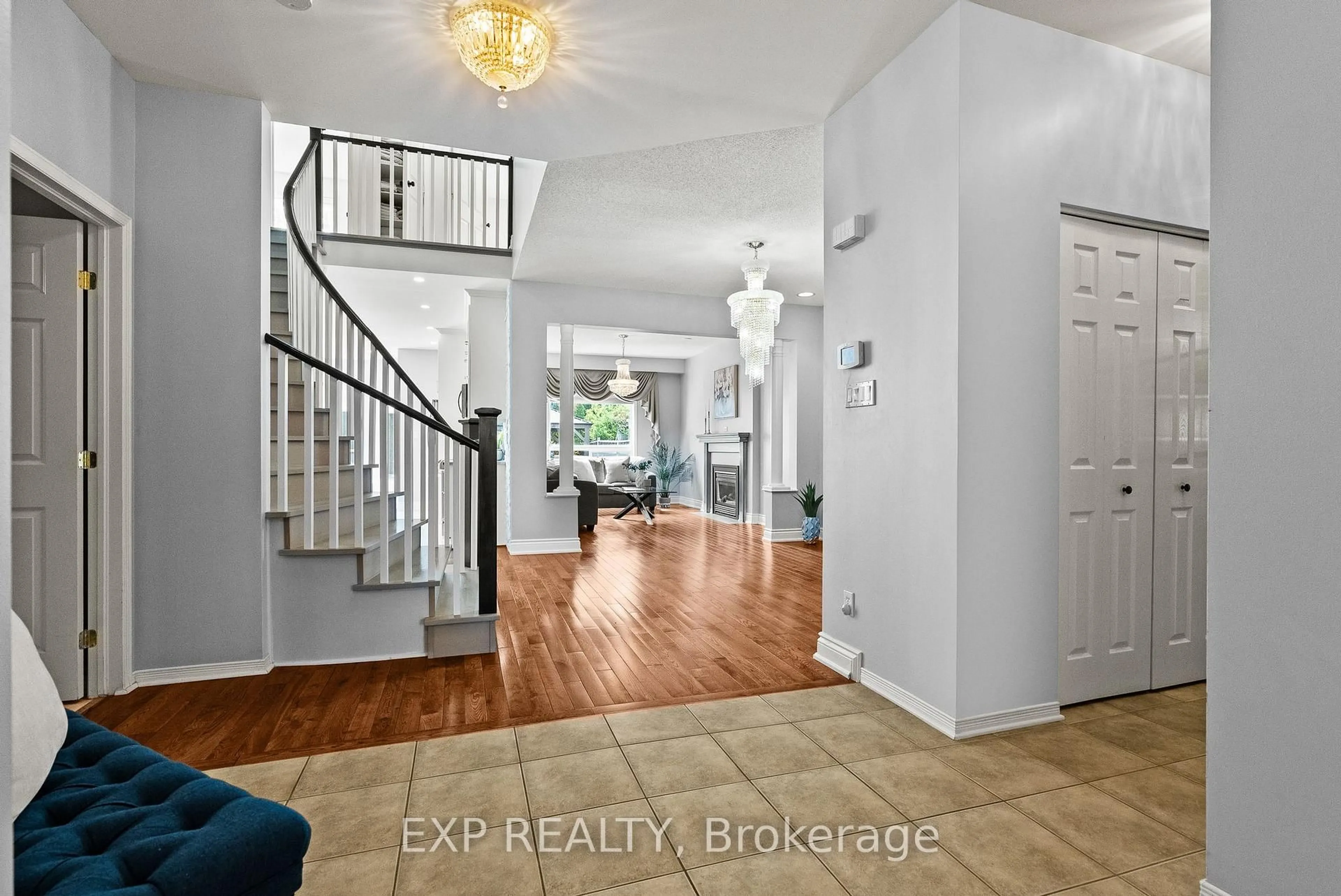 Indoor entryway for 112 Redcliff Ave, Ottawa Ontario K2J 5J7
