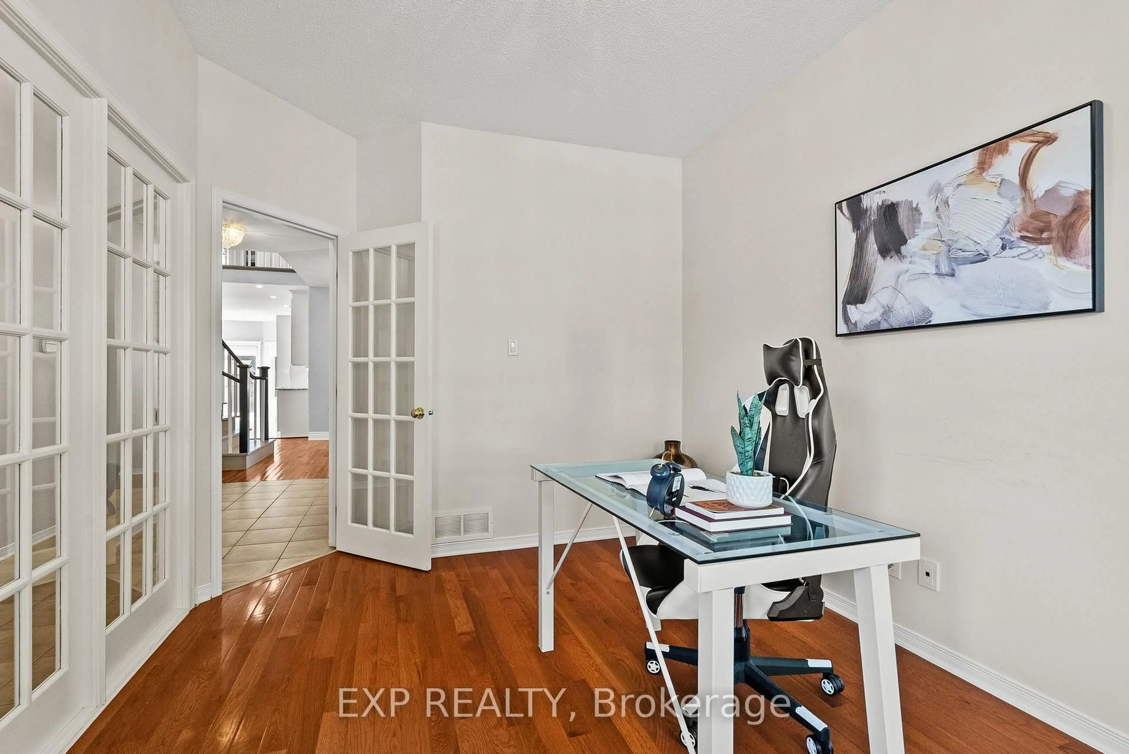 Indoor entryway for 112 Redcliff Ave, Ottawa Ontario K2J 5J7