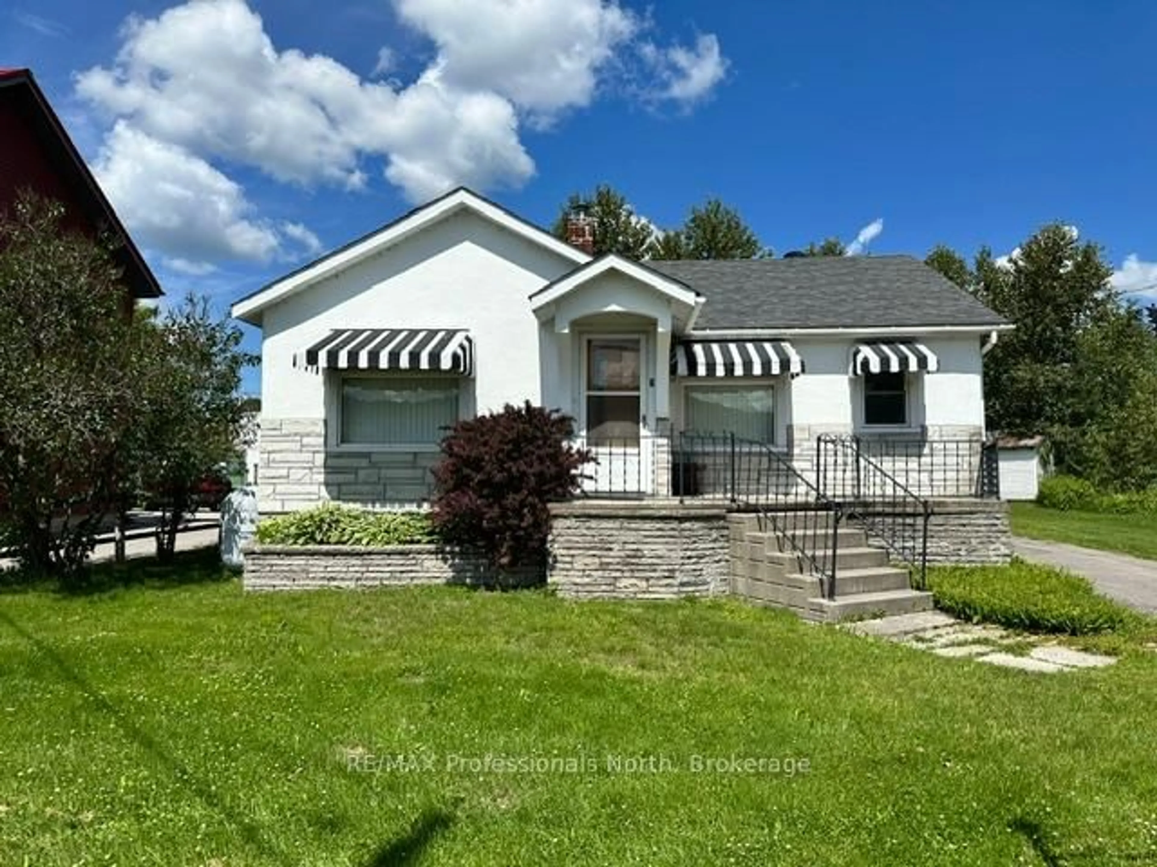 Home with vinyl exterior material, unknown for 7 Invergordon Ave, Minden Hills Ontario K0M 2K0