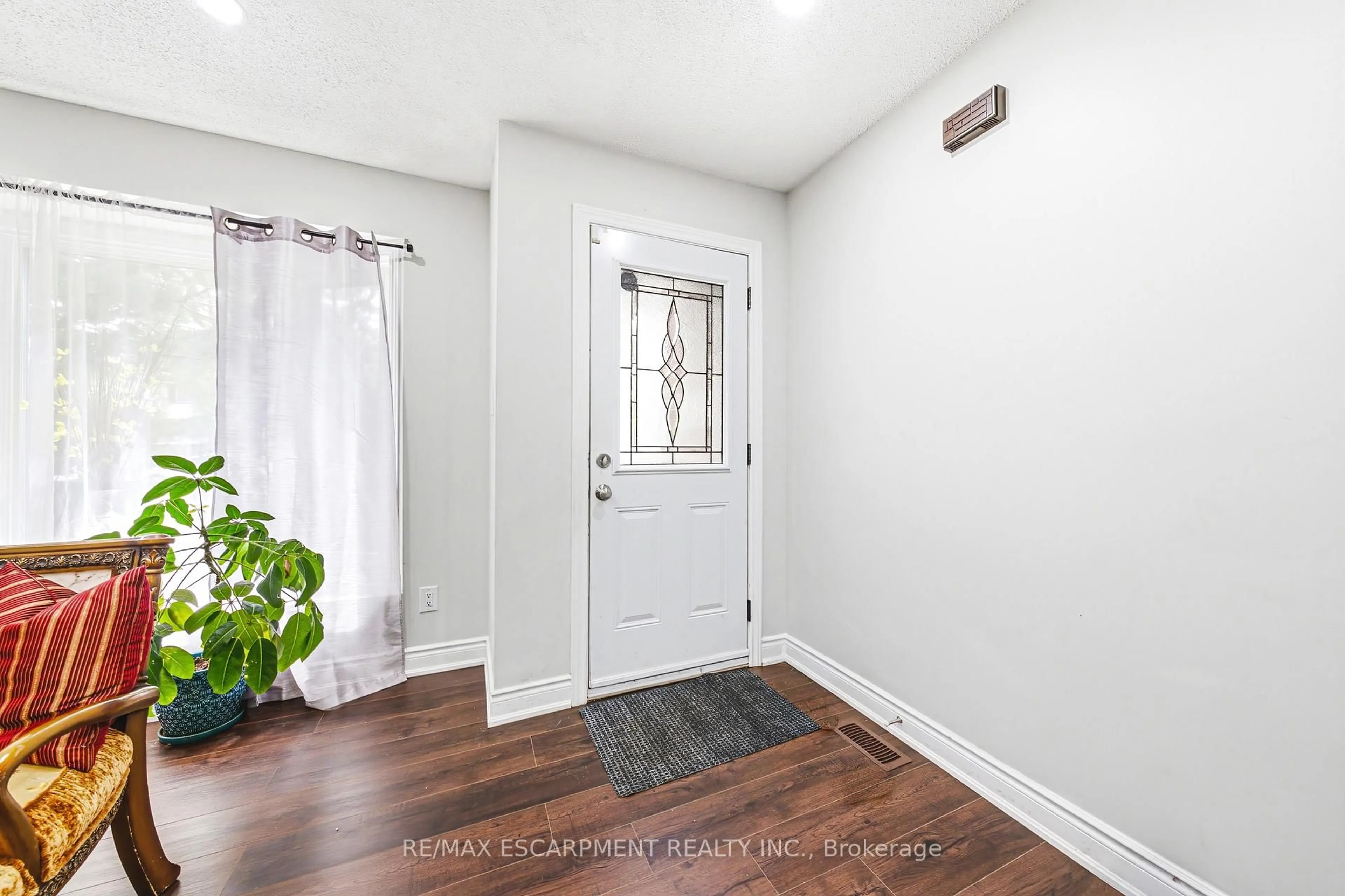 Indoor entryway for 11 Drakes Dr, Hamilton Ontario L8E 4G4