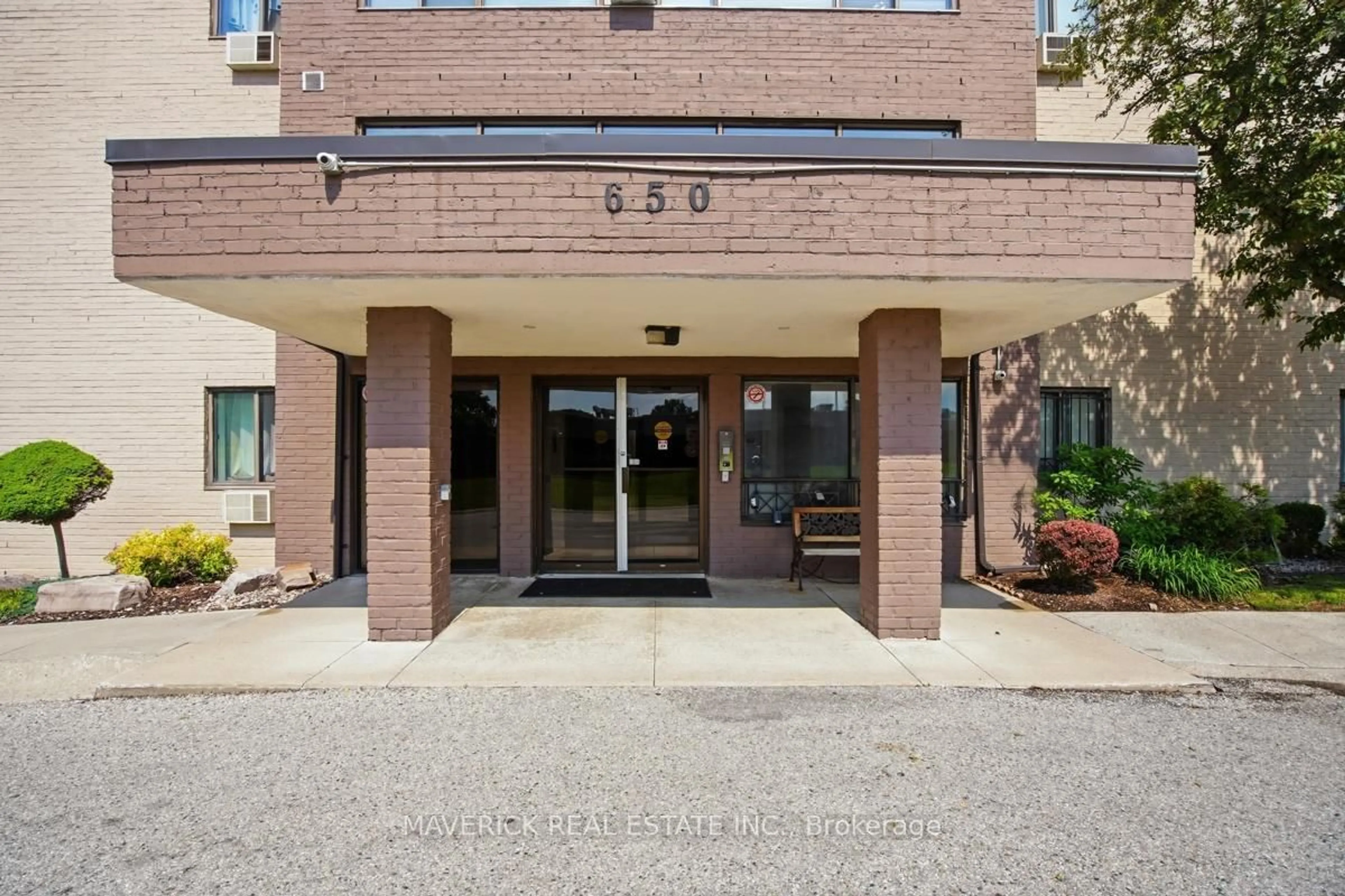 Indoor foyer for 650 Cheapside St #303, London East Ontario N5Y 5J8