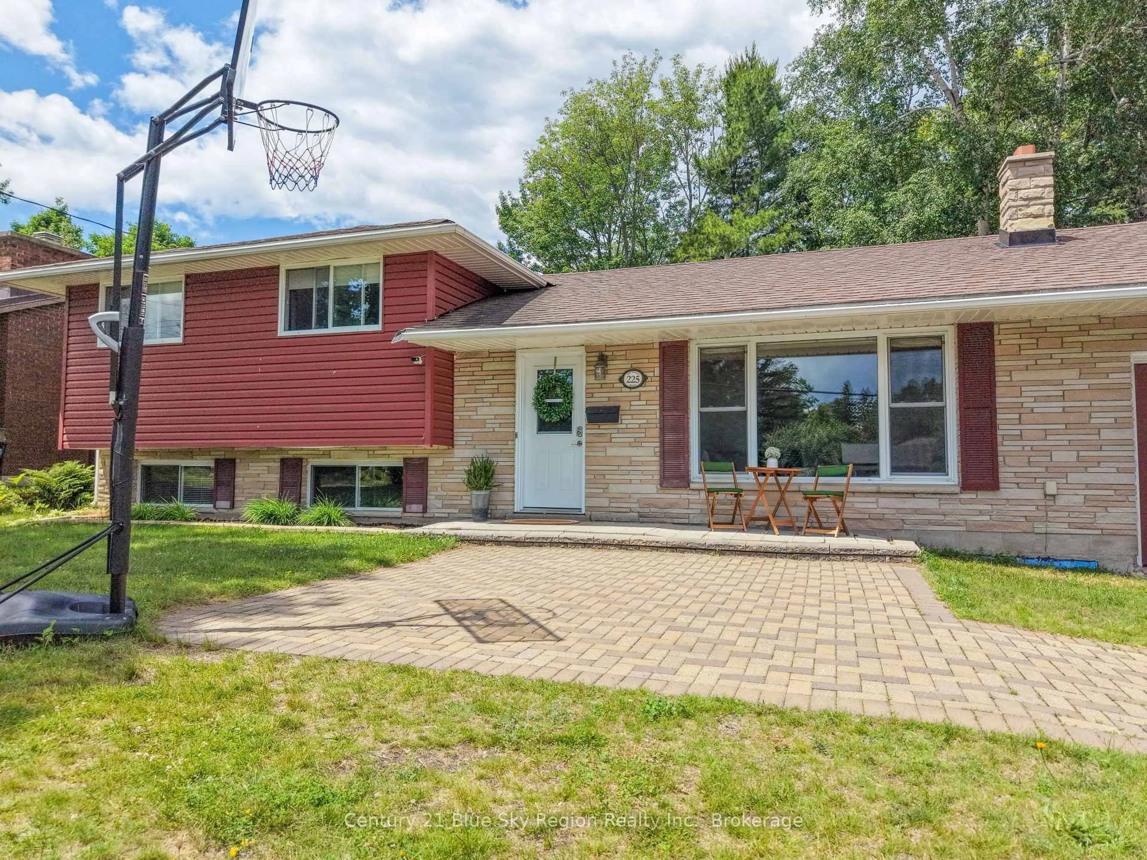 Home with vinyl exterior material, street for 225 Reginald Rd, North Bay Ontario P1A 3B3