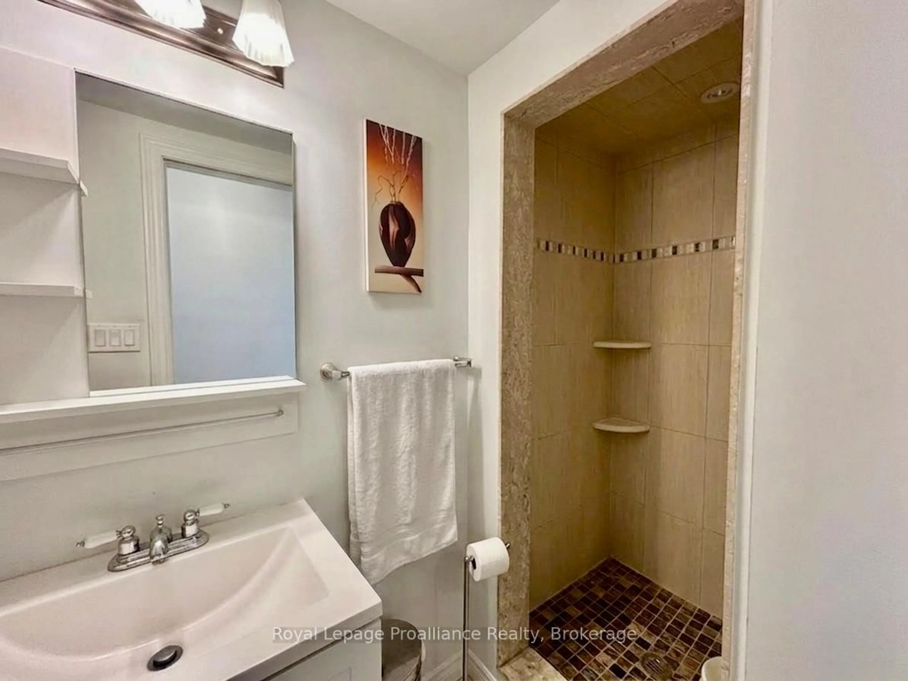 Standard bathroom, ceramic/tile floor for 2683 Maplegrove Rd, Cavan Monaghan Ontario K9J 6X4