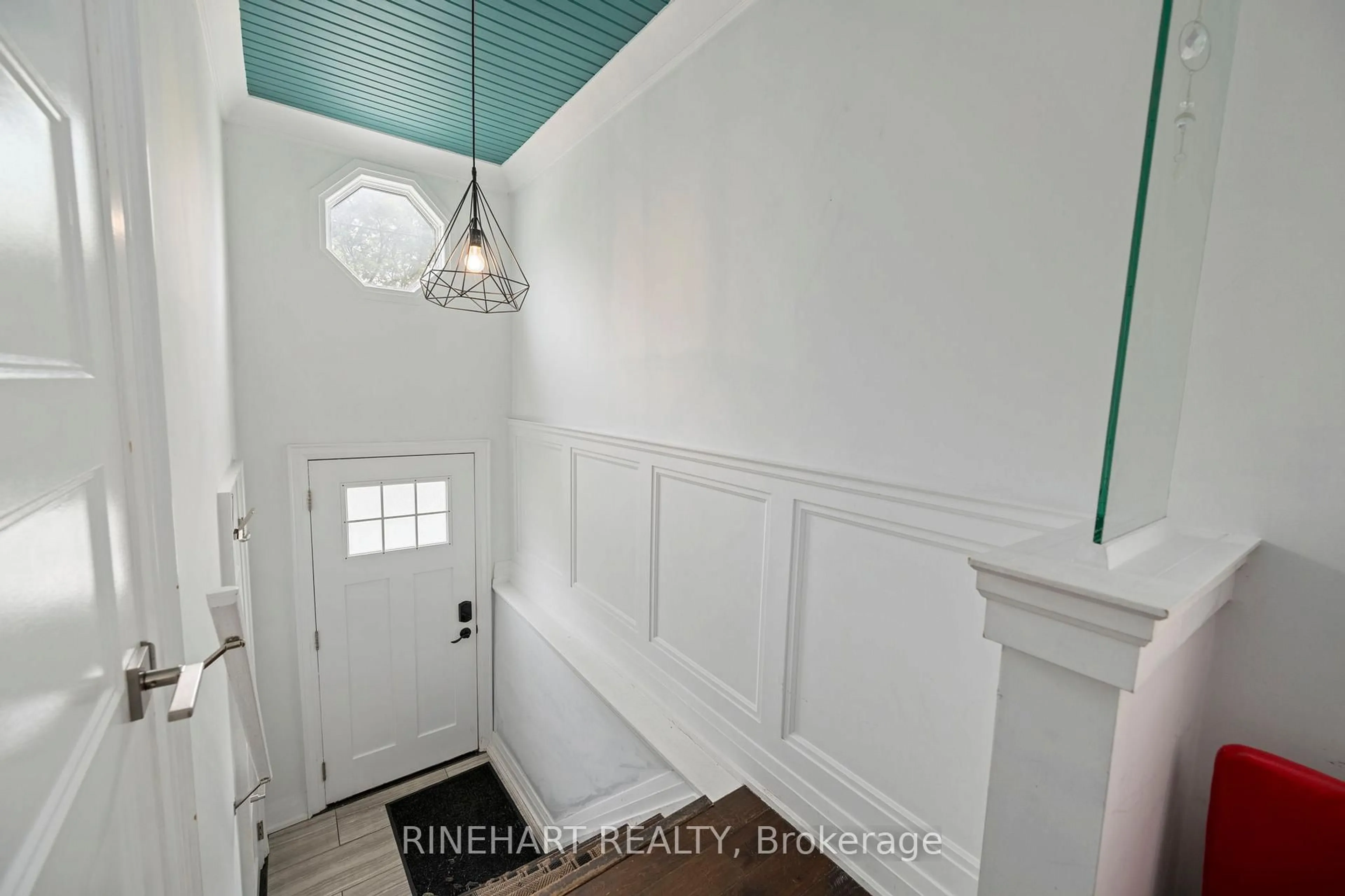 Indoor entryway for 666 Piccadilly St, London East Ontario N5Y 3H2