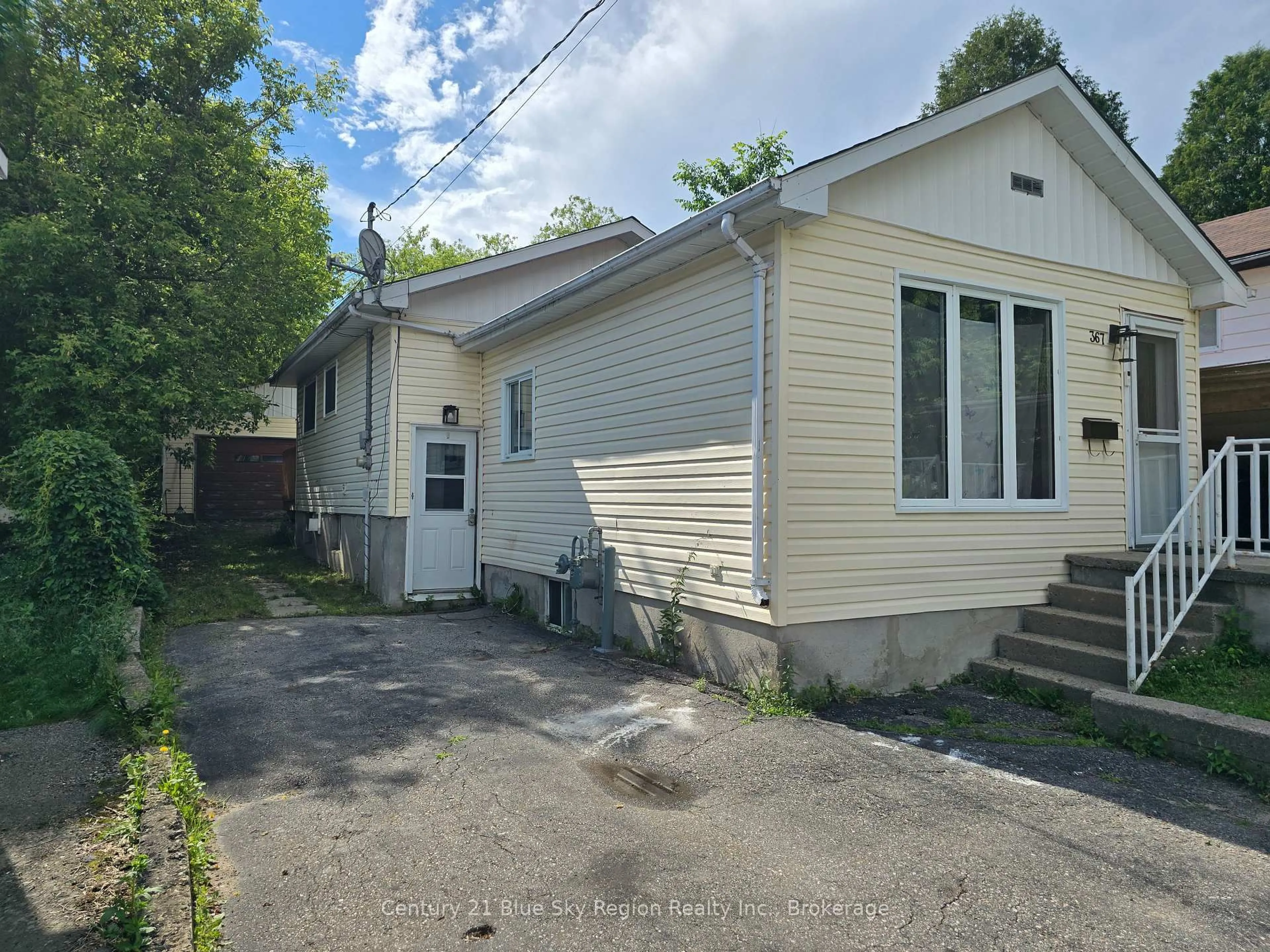 A pic from outside/outdoor area/front of a property/back of a property/a pic from drone, street for 367 Princess St, North Bay Ontario P1B 6C7