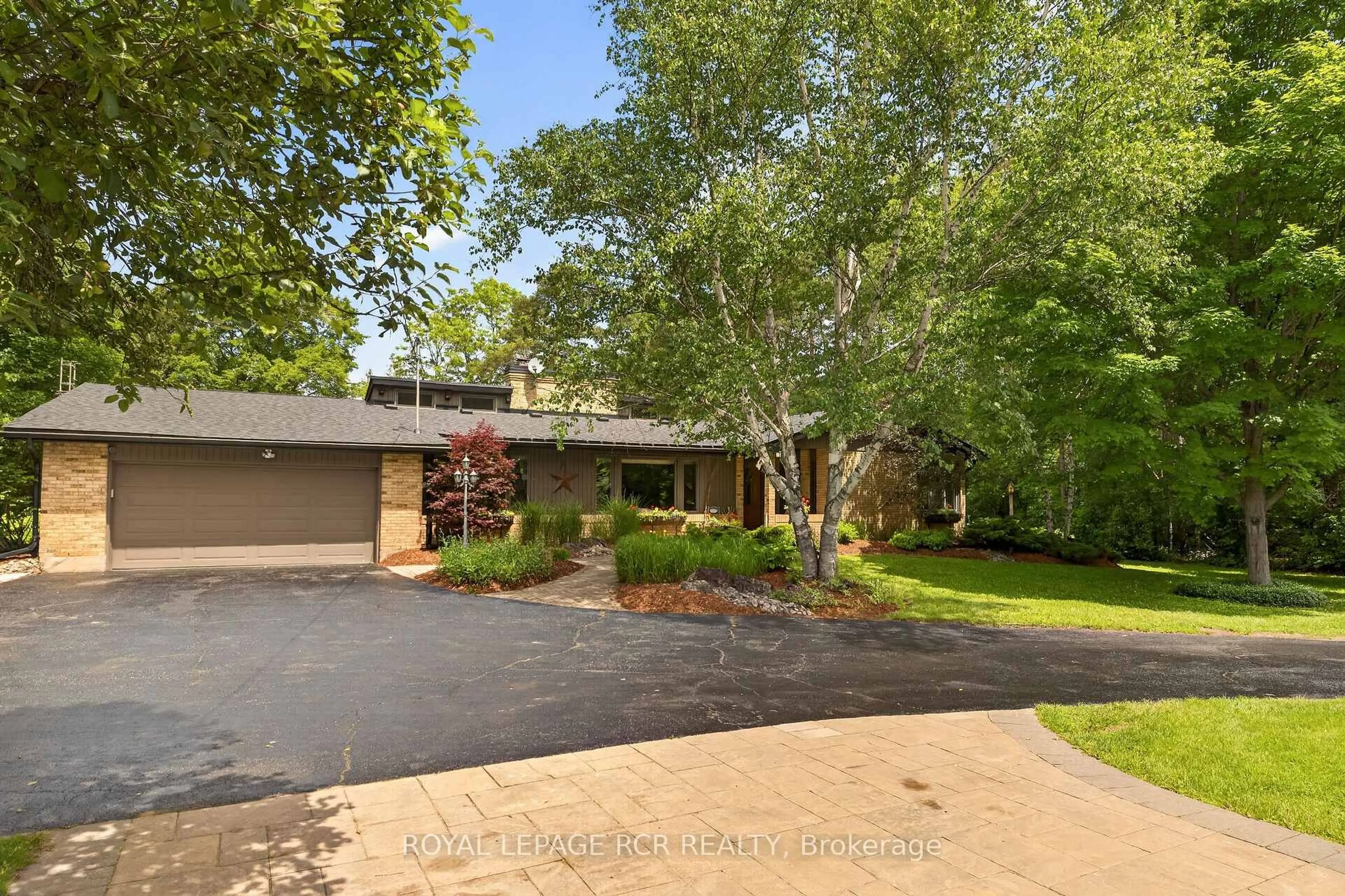 A pic from outside/outdoor area/front of a property/back of a property/a pic from drone, unknown for 308339 Hockley Rd, Mono Ontario L9W 6N4