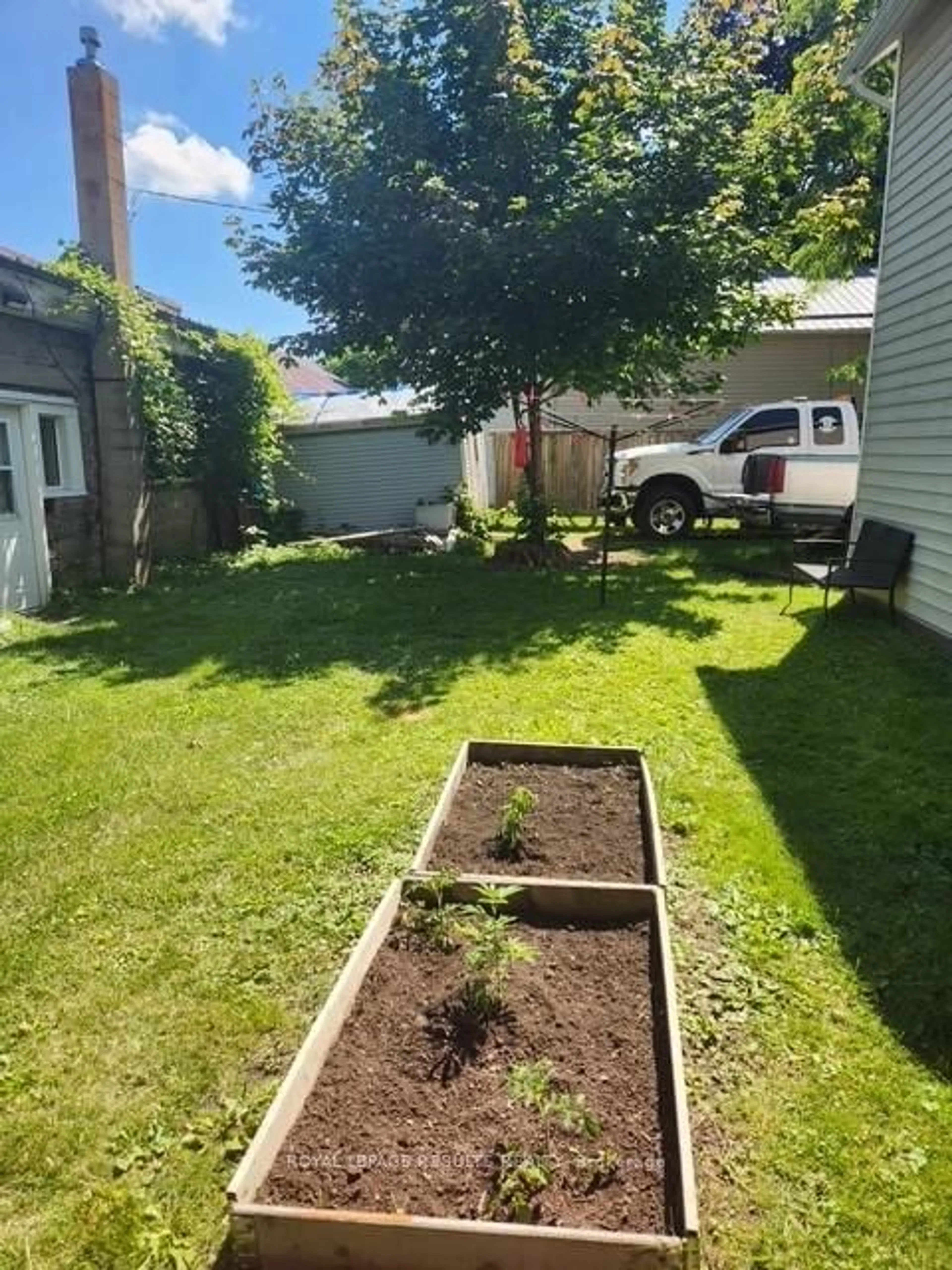A pic from outside/outdoor area/front of a property/back of a property/a pic from drone, street for 89 Sydenham St #87-89, Aylmer Ontario N5H 1L4