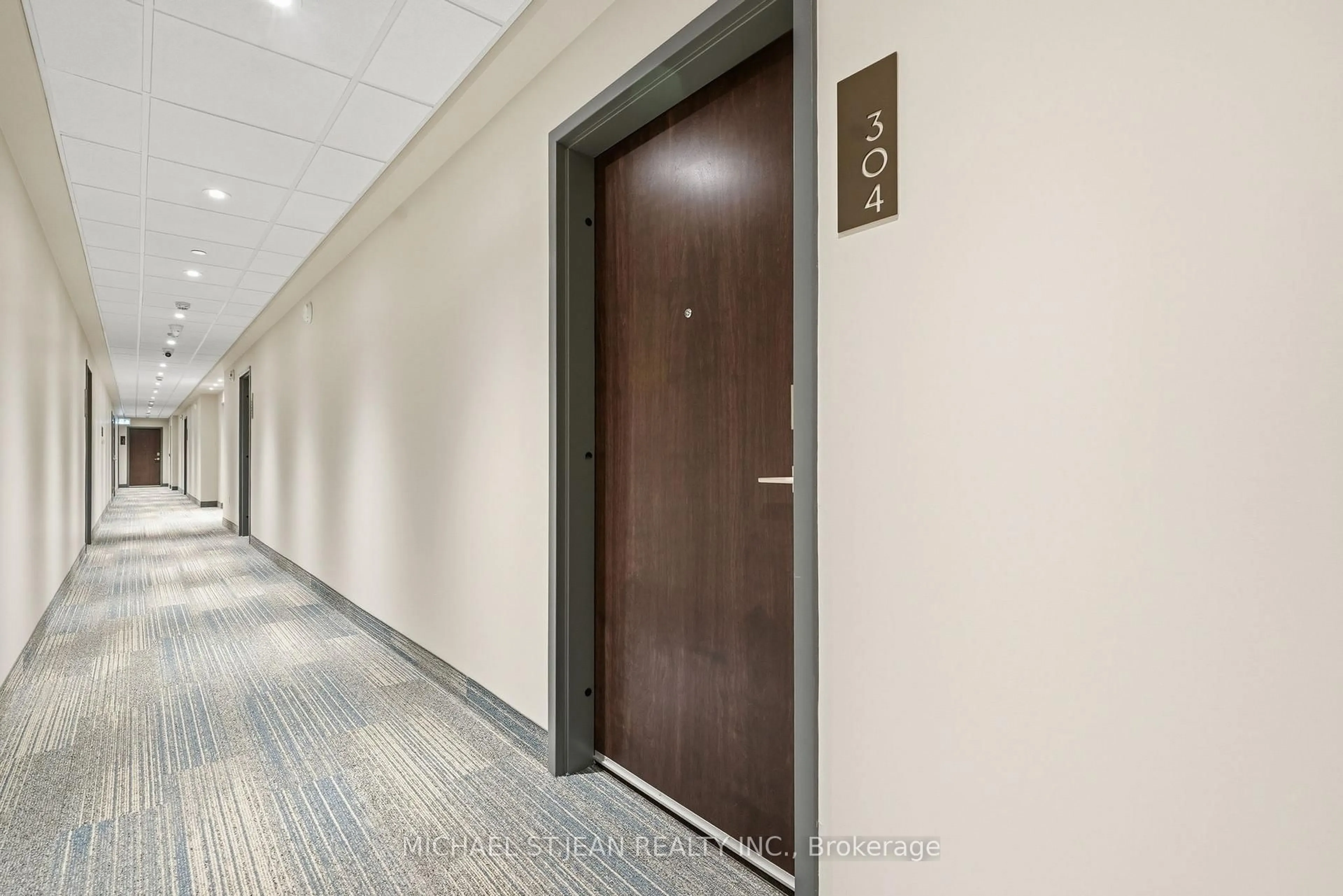Indoor foyer for 118 West St #304, Port Colborne Ontario L3K 0B9