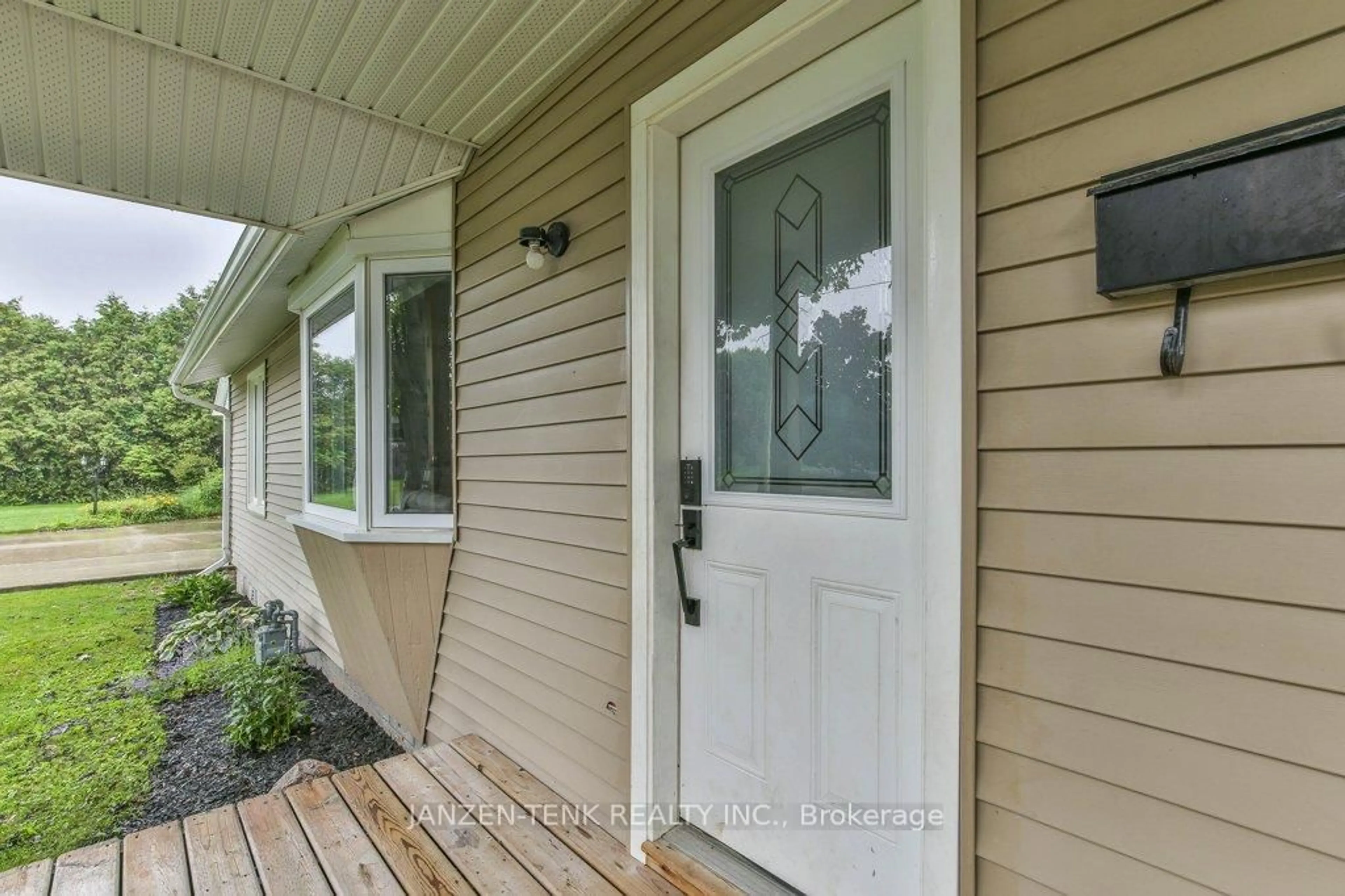 Indoor entryway for 11793 Springfield Rd, Malahide Ontario N0L 2J0