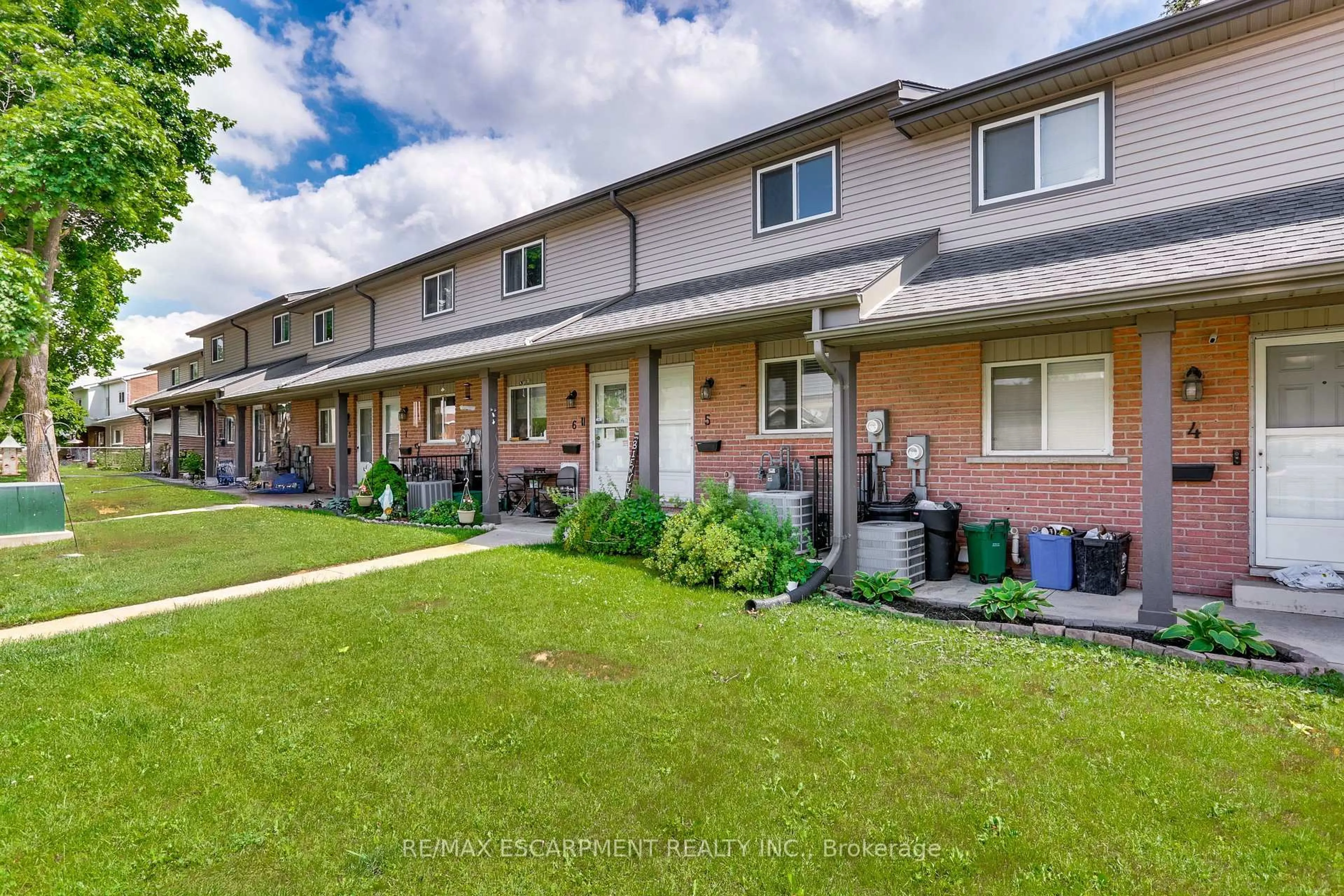 Patio, street for 900 James St #5, Woodstock Ontario N4S 1S4
