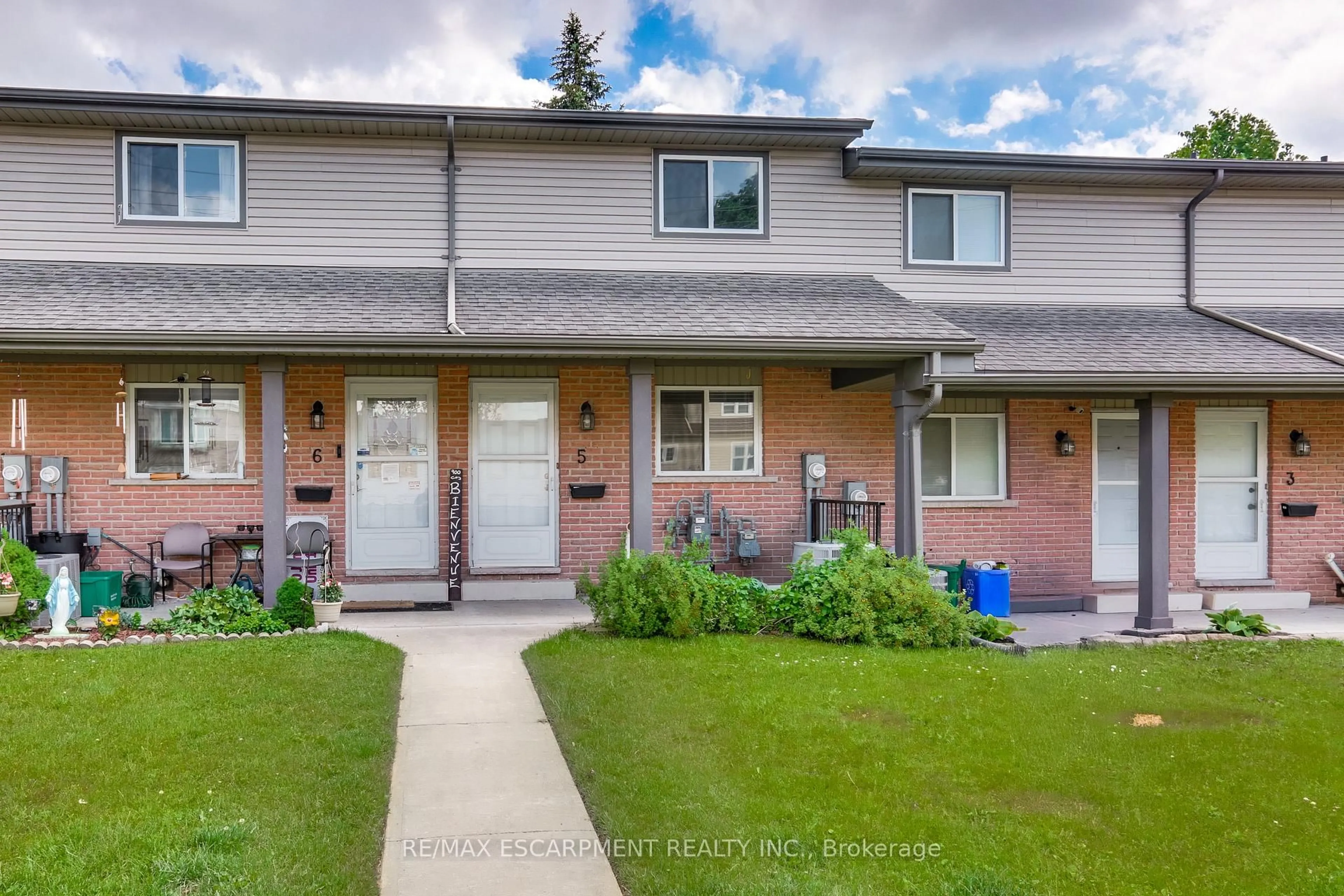 Home with vinyl exterior material, street for 900 James St #5, Woodstock Ontario N4S 1S4