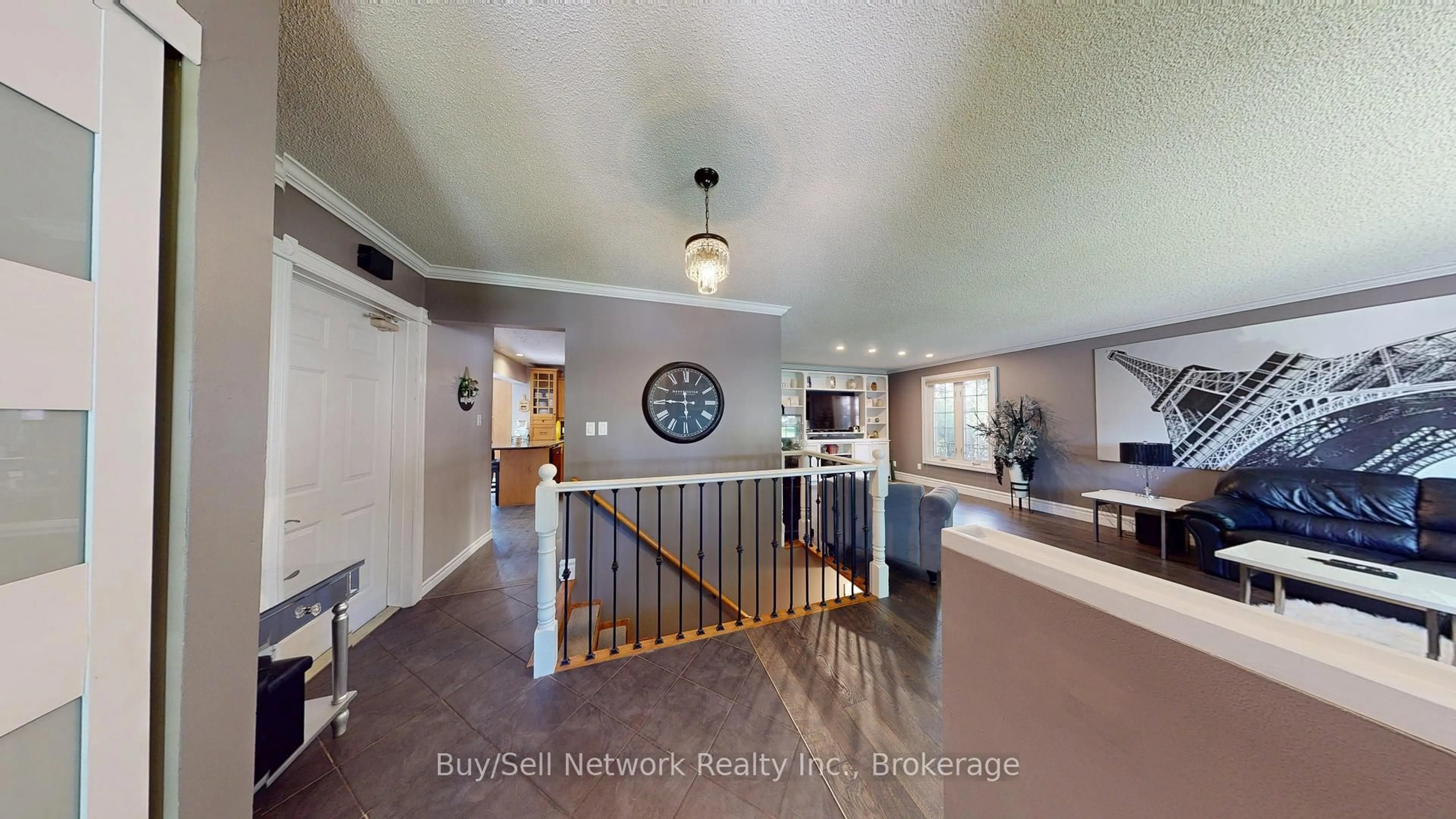 Indoor foyer for 2504 Idyllwood Cres, Peterborough Ontario K9L 1Y9