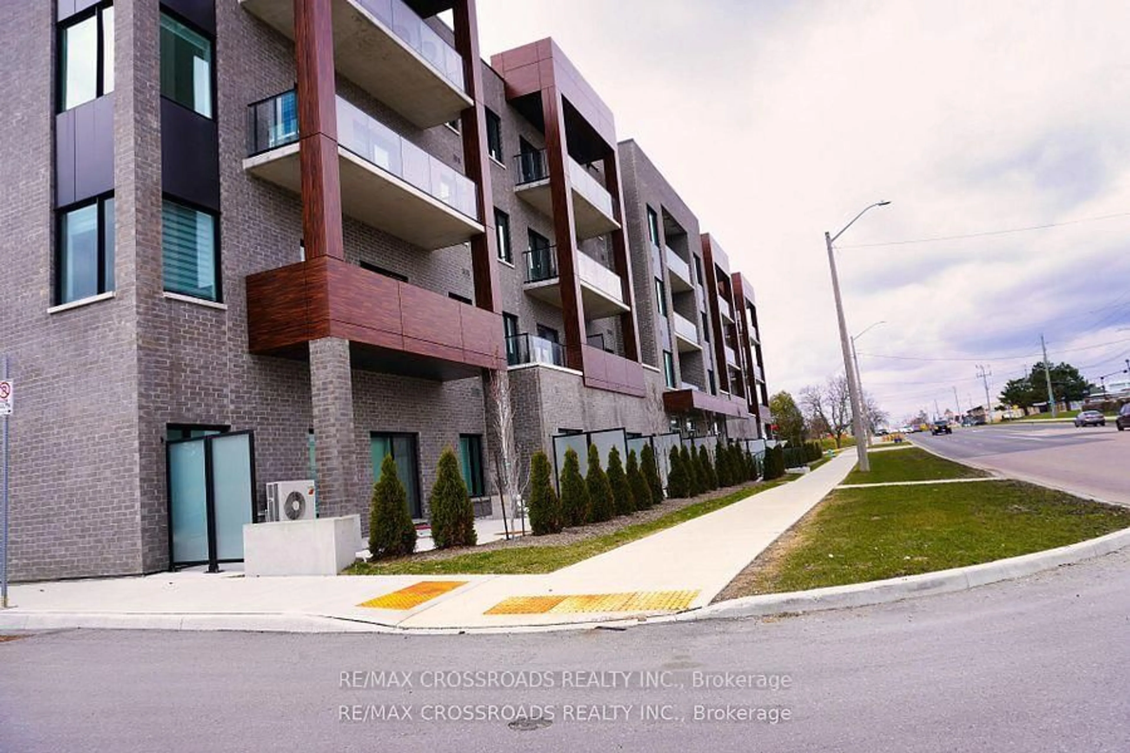 Patio, street for 408 Dundas St #308, Cambridge Ontario N1R 0E8