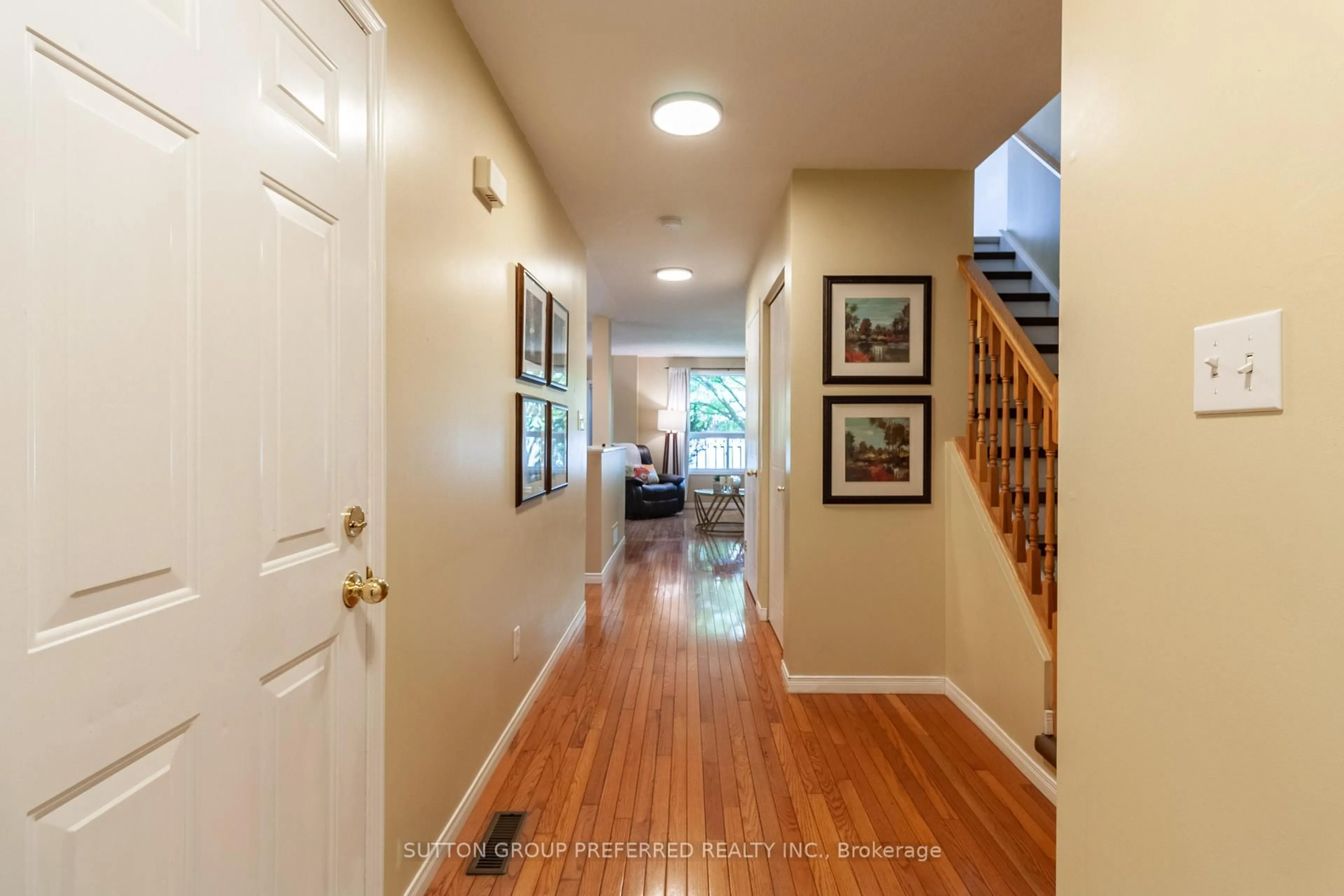 Indoor entryway for 907 Blacksmith St, London North Ontario N6H 5R5