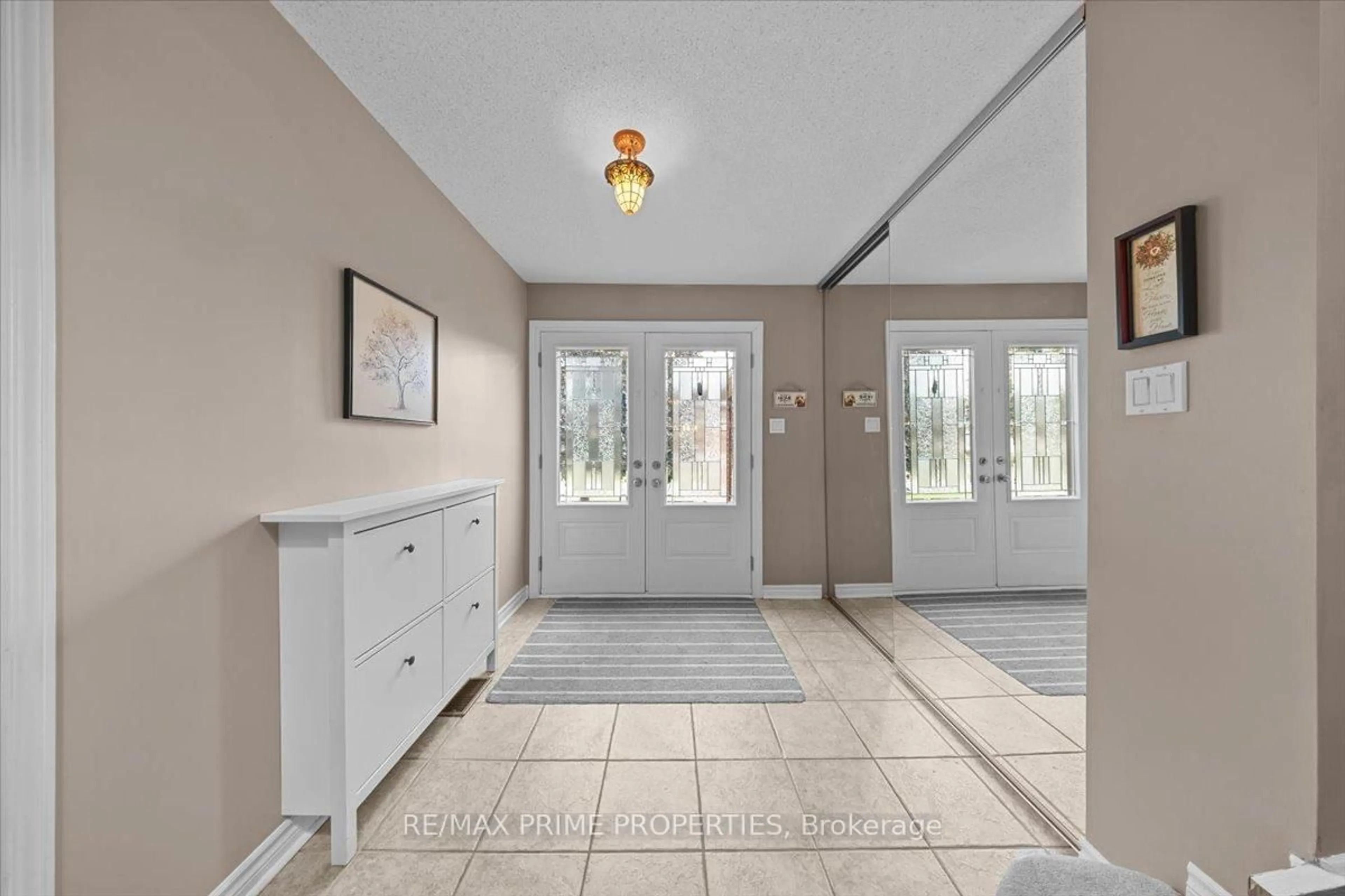 Indoor foyer for 556 Falwyn Cres, Orleans Ontario K4A 2A4