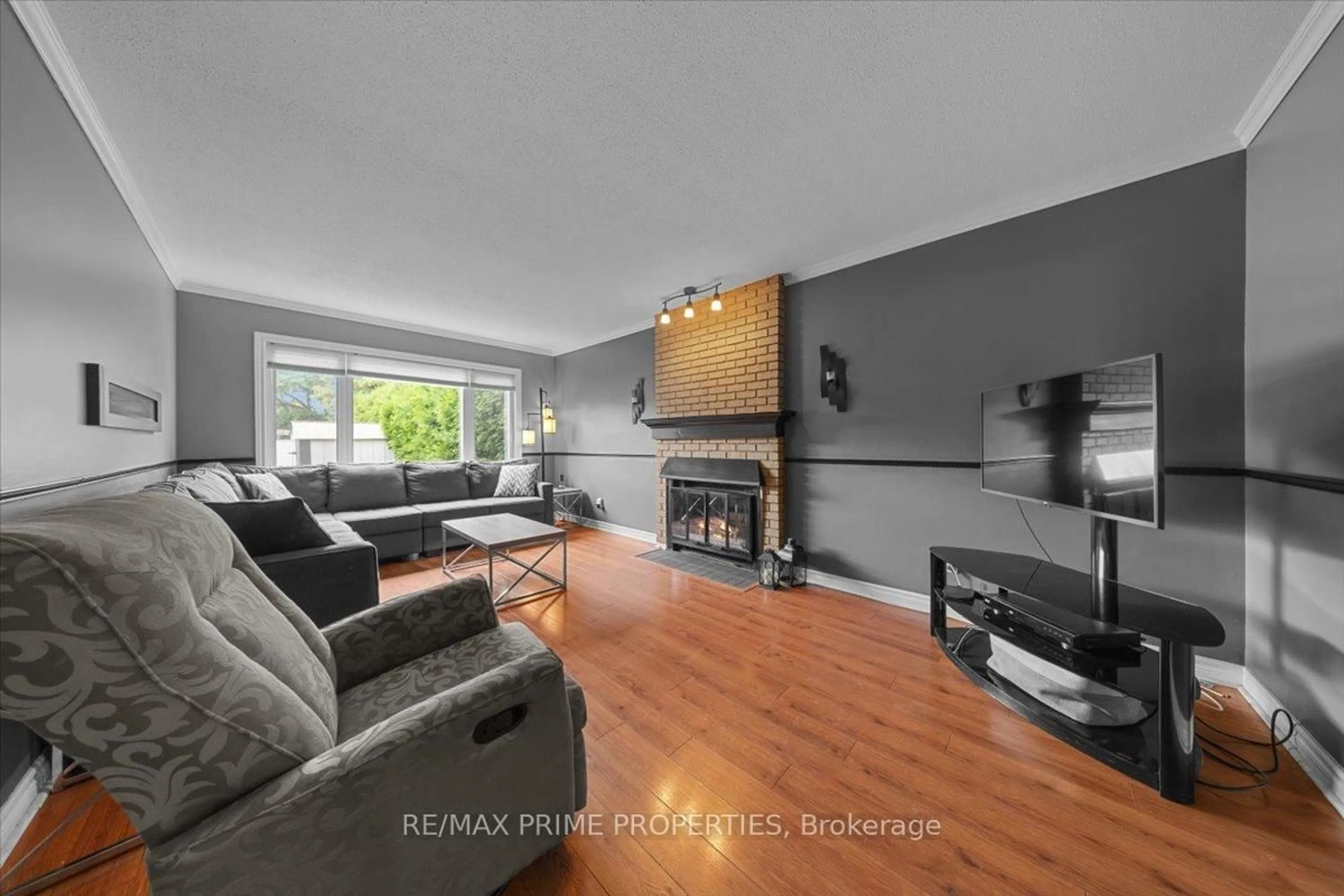 Living room with furniture, wood/laminate floor for 556 Falwyn Cres, Orleans Ontario K4A 2A4