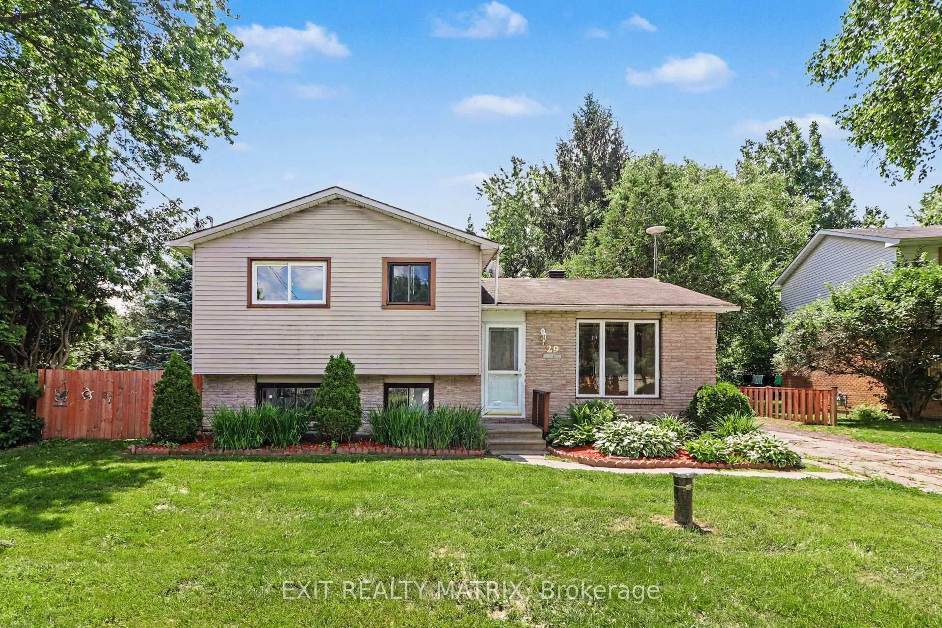 Home with vinyl exterior material, street for 29 Louise Cres, Russell Ontario K0A 1W0