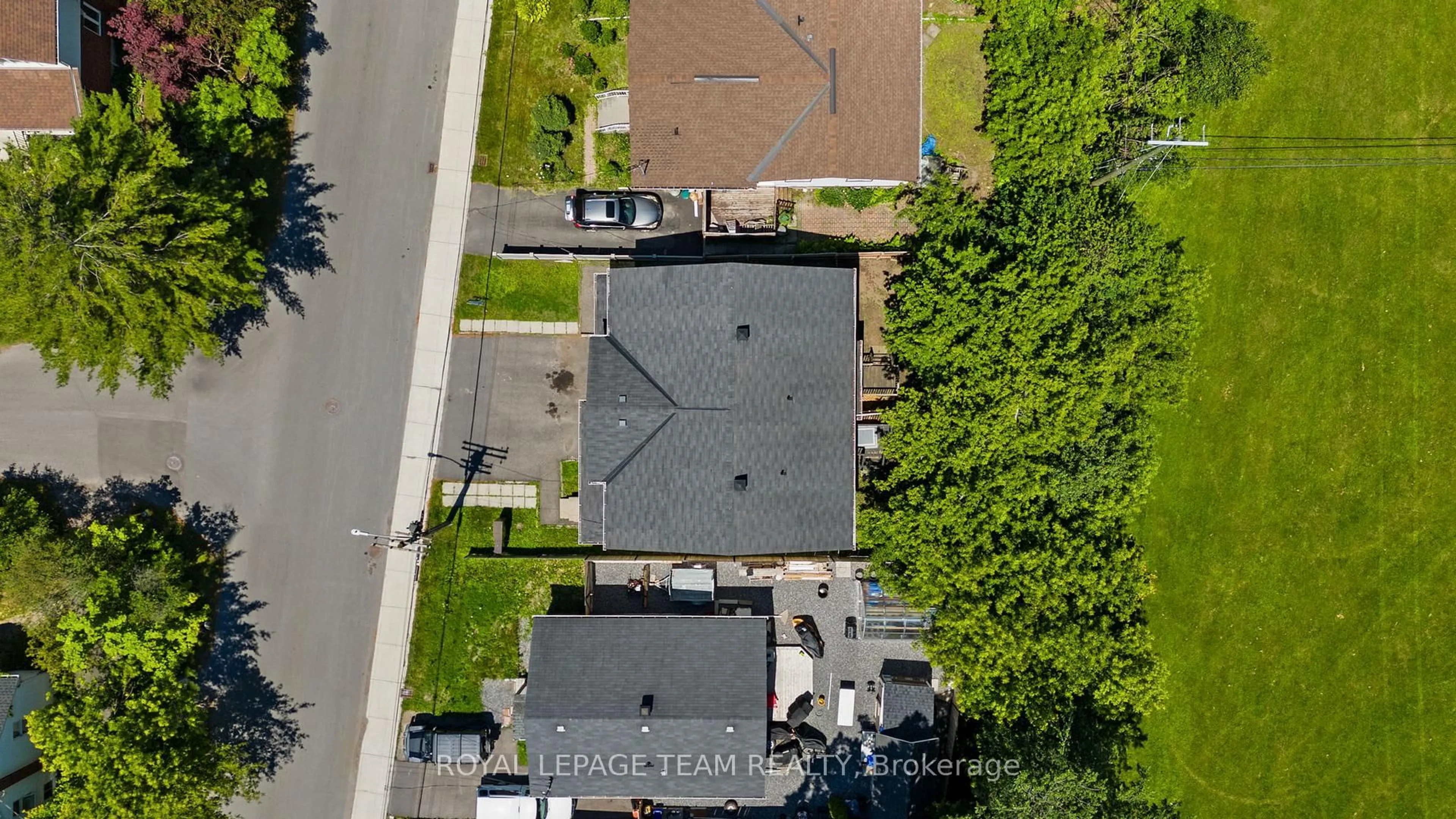 A pic from outside/outdoor area/front of a property/back of a property/a pic from drone, street for 1991 Banff Ave, Ottawa Ontario K1V 7X6