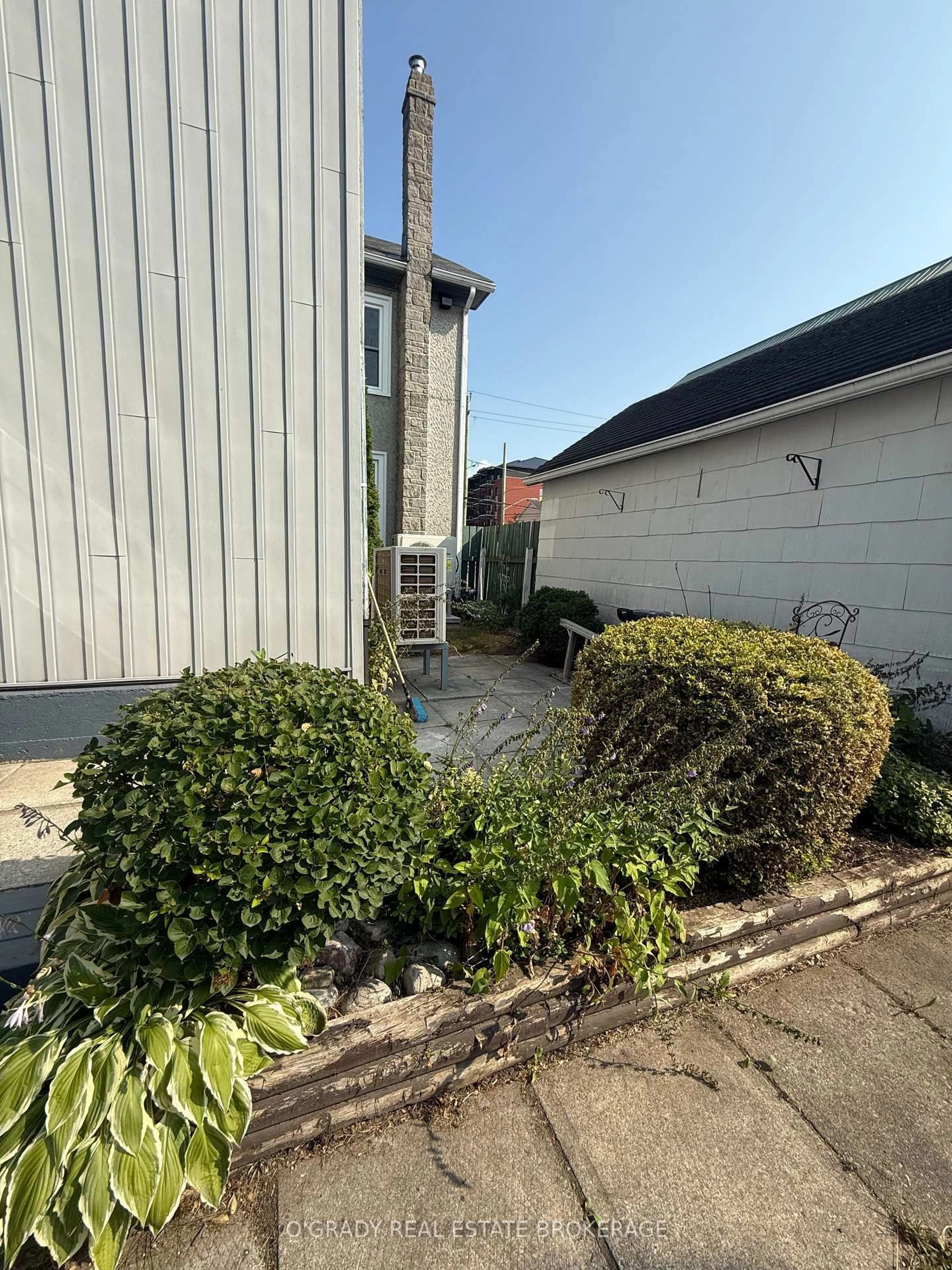 A pic from outside/outdoor area/front of a property/back of a property/a pic from drone, street for 28 James St, Brockville Ontario K6V 1K2