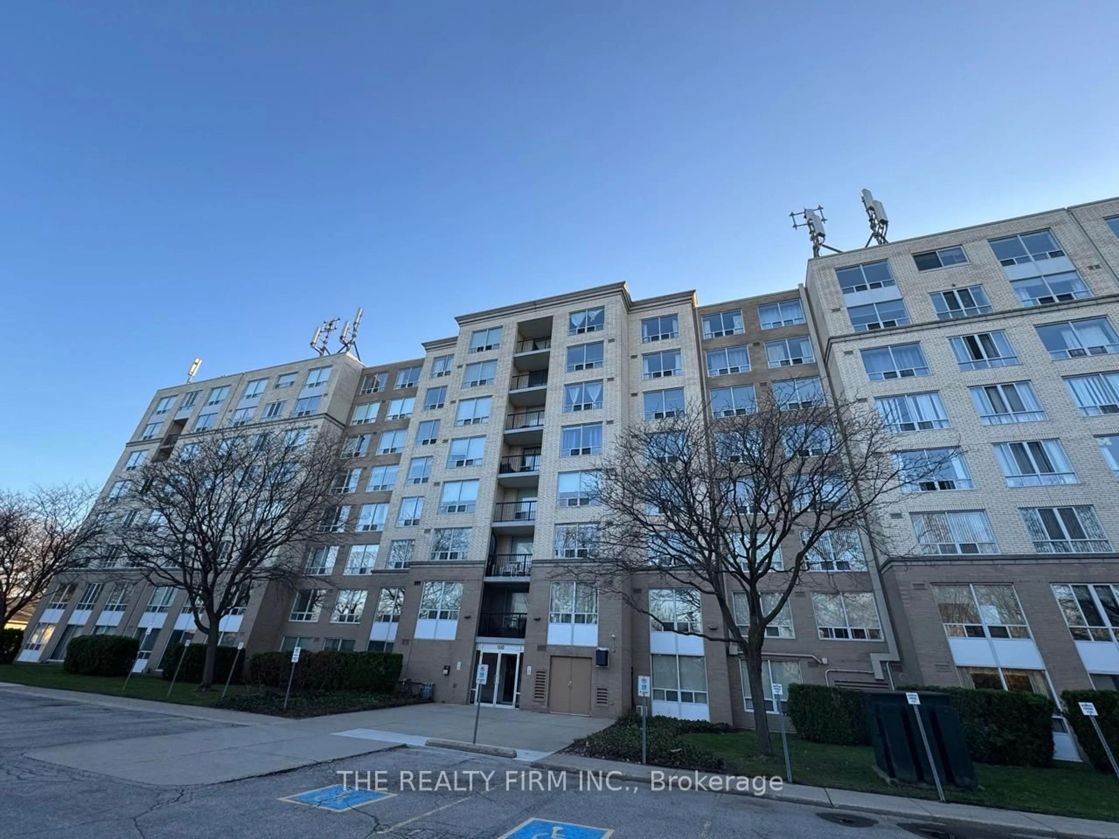 A pic from outside/outdoor area/front of a property/back of a property/a pic from drone, street for 1510 Richmond St #501, London North Ontario N6G 4V2