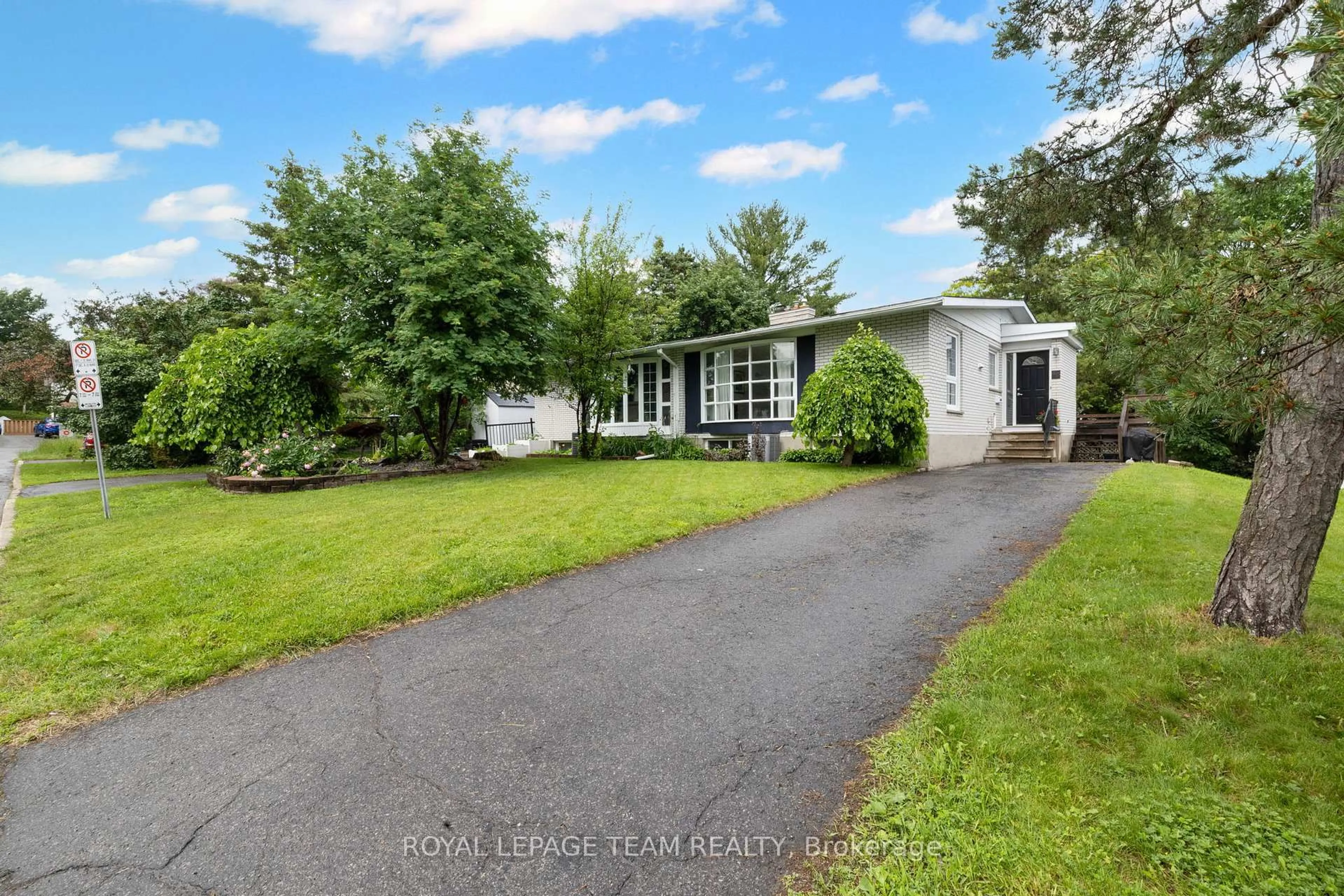 A pic from outside/outdoor area/front of a property/back of a property/a pic from drone, water/lake/river/ocean view for 40 Woodmount Cres, Ottawa Ontario K2E 5R1