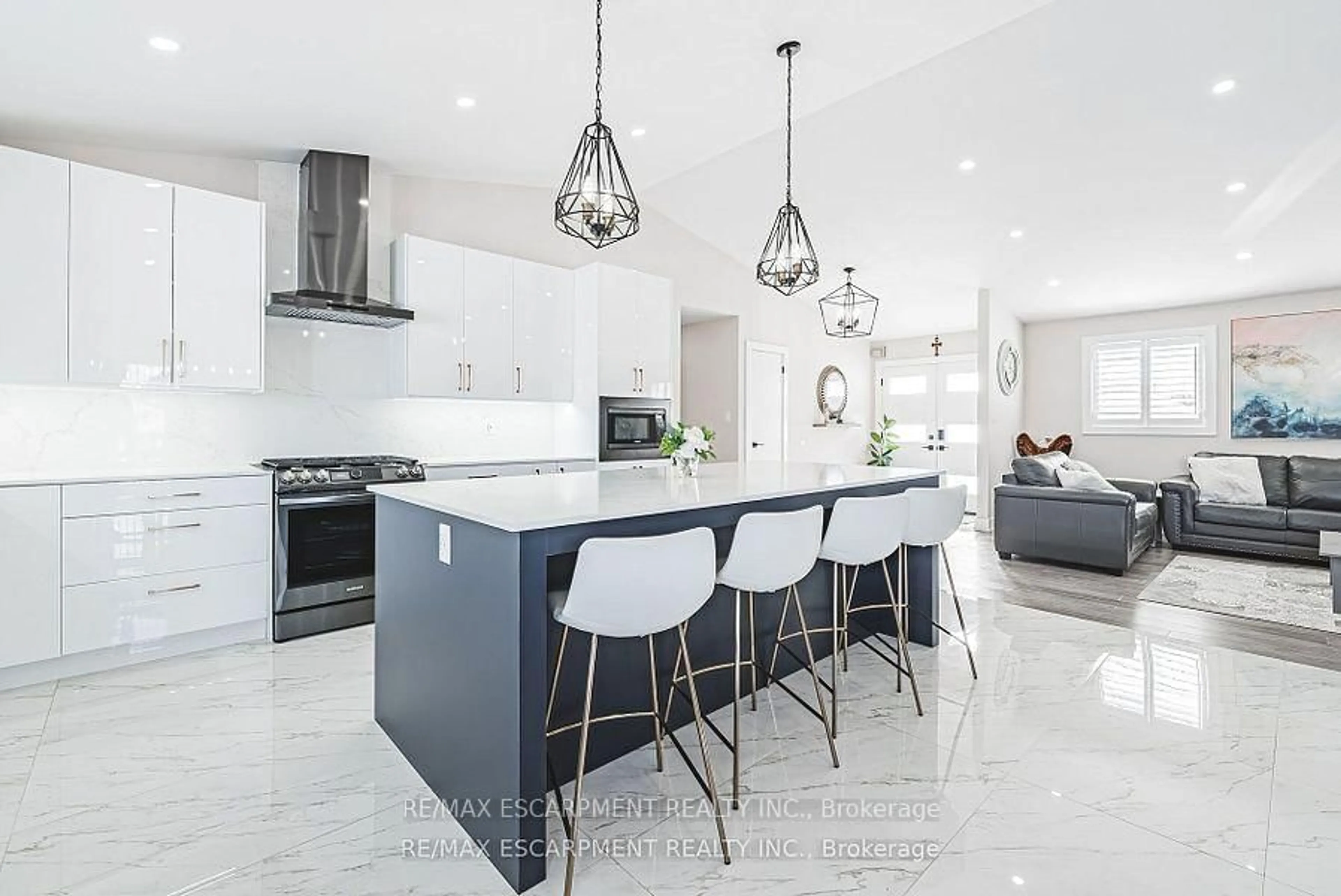 Contemporary kitchen, ceramic/tile floor for 1796 Penny Lane, West Lincoln Ontario L0R 1E0