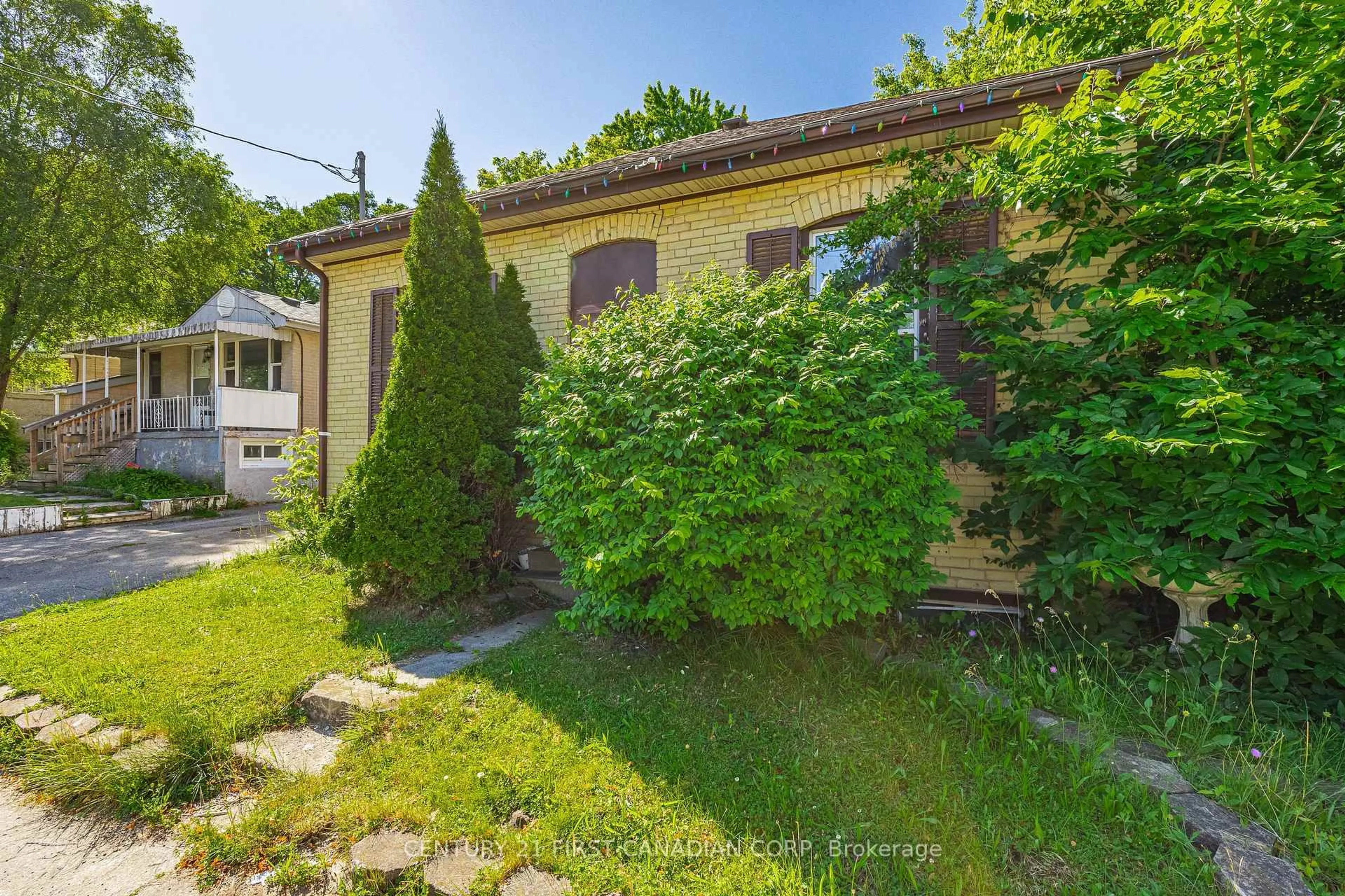 Patio, street for 973 Dame St, London East Ontario N5Z 1M5