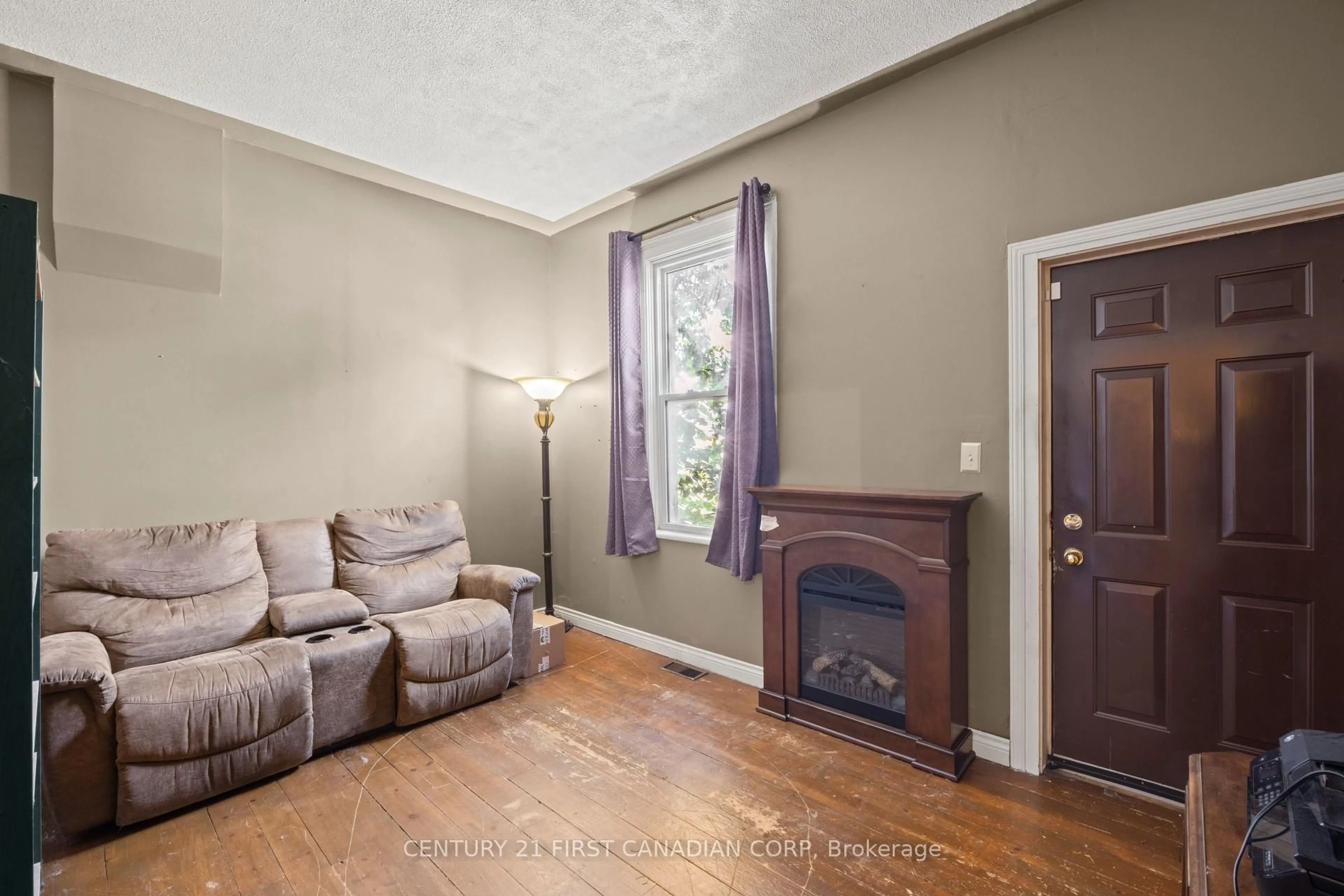 Living room with furniture, unknown for 973 Dame St, London East Ontario N5Z 1M5