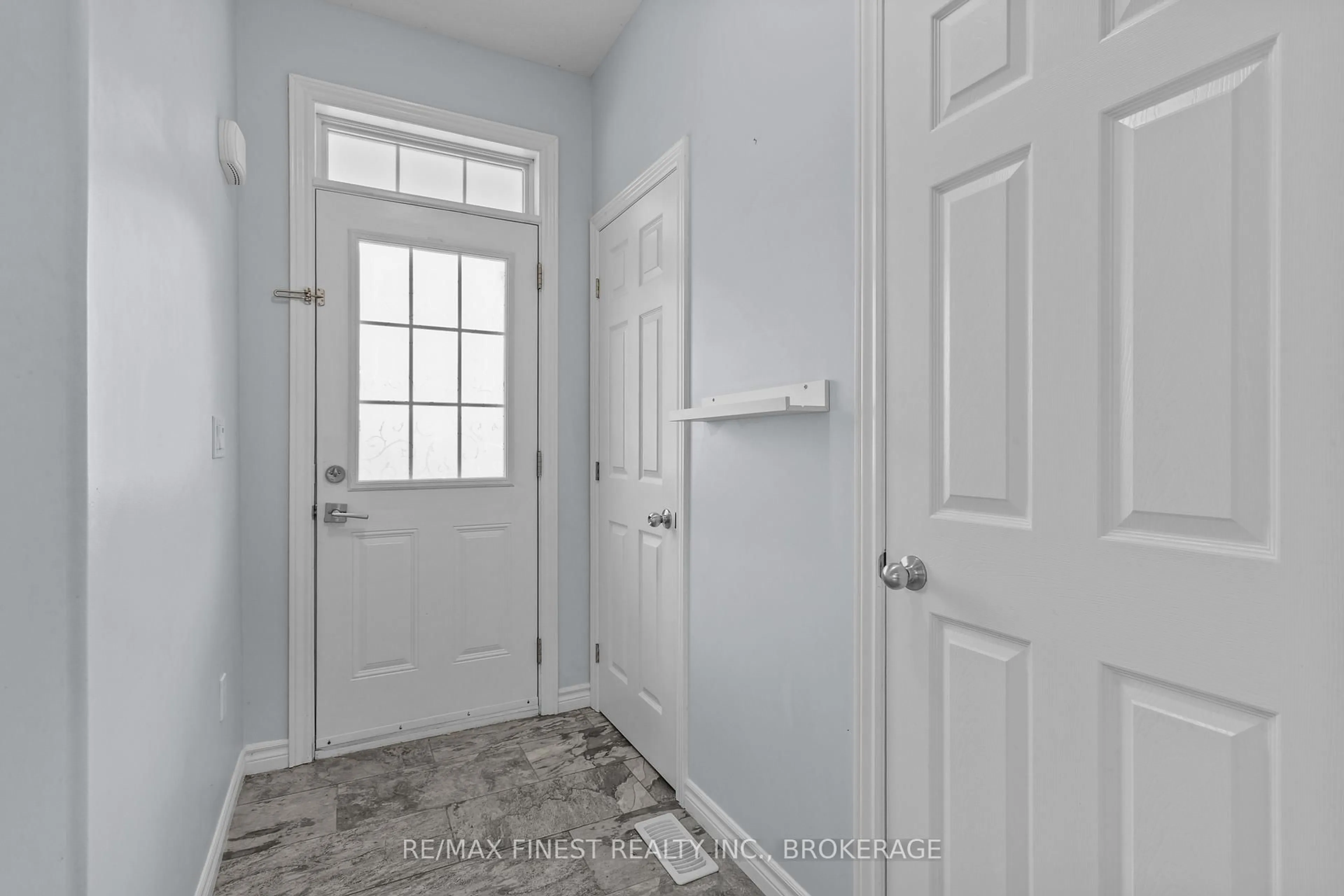 Indoor entryway for 893 Ascot Lane, Kingston Ontario K7K 0C8