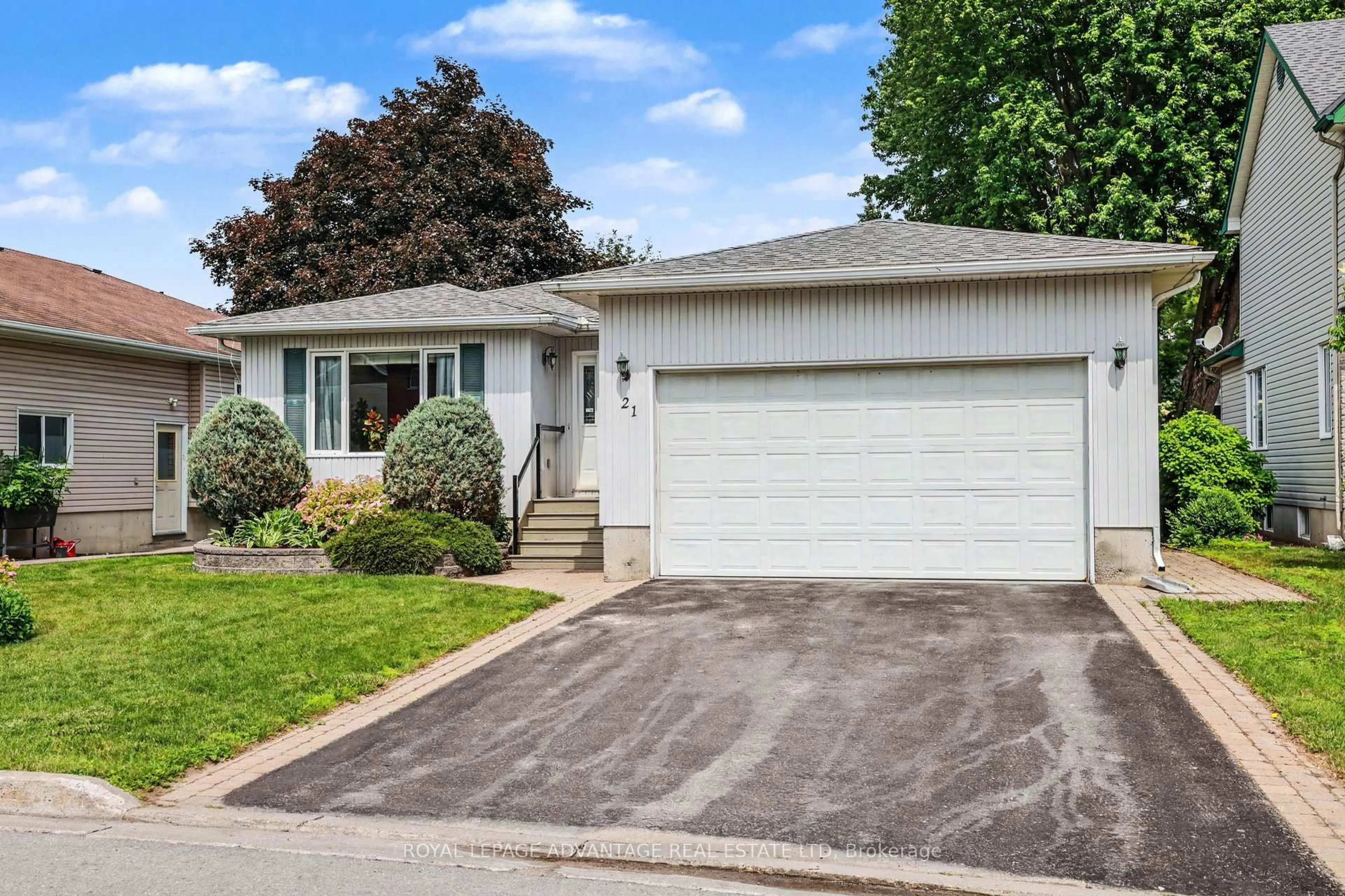 Home with vinyl exterior material, street for 21 Haggart St, Perth Ontario K7H 2Z5