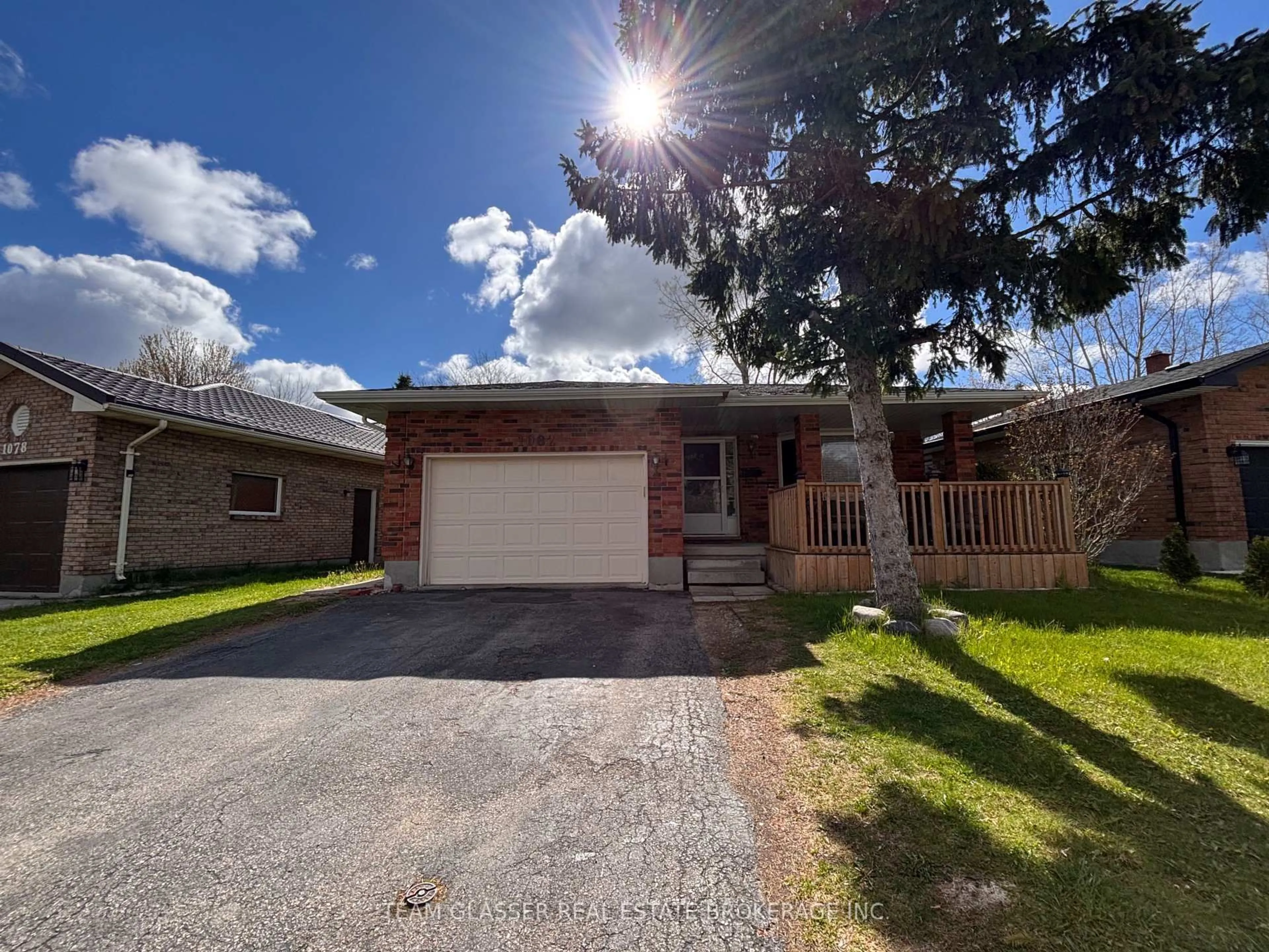 A pic from outside/outdoor area/front of a property/back of a property/a pic from drone, street for 1082 LAWSON Rd, London North Ontario N6G 2X9