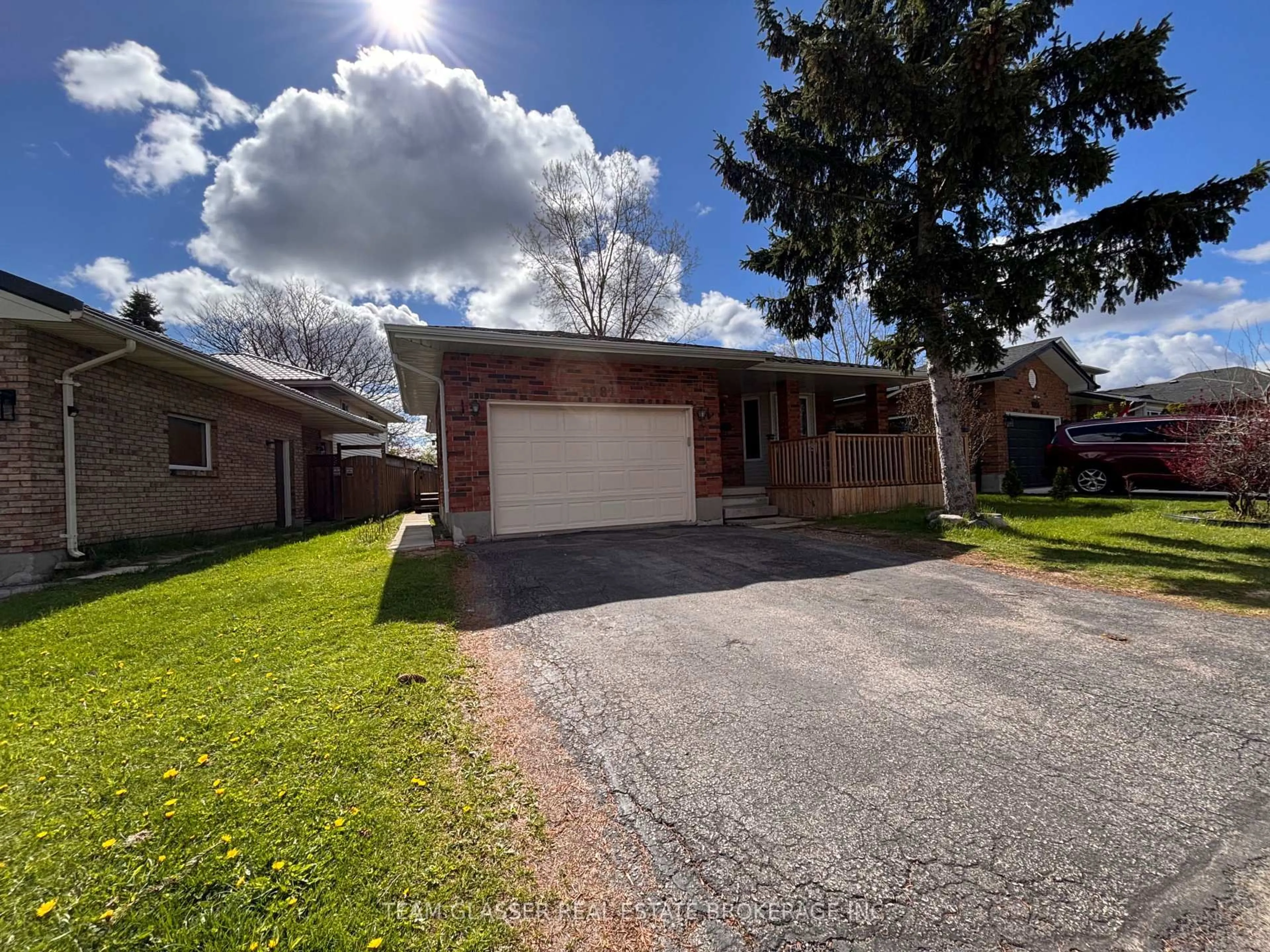 A pic from outside/outdoor area/front of a property/back of a property/a pic from drone, street for 1082 LAWSON Rd, London North Ontario N6G 2X9