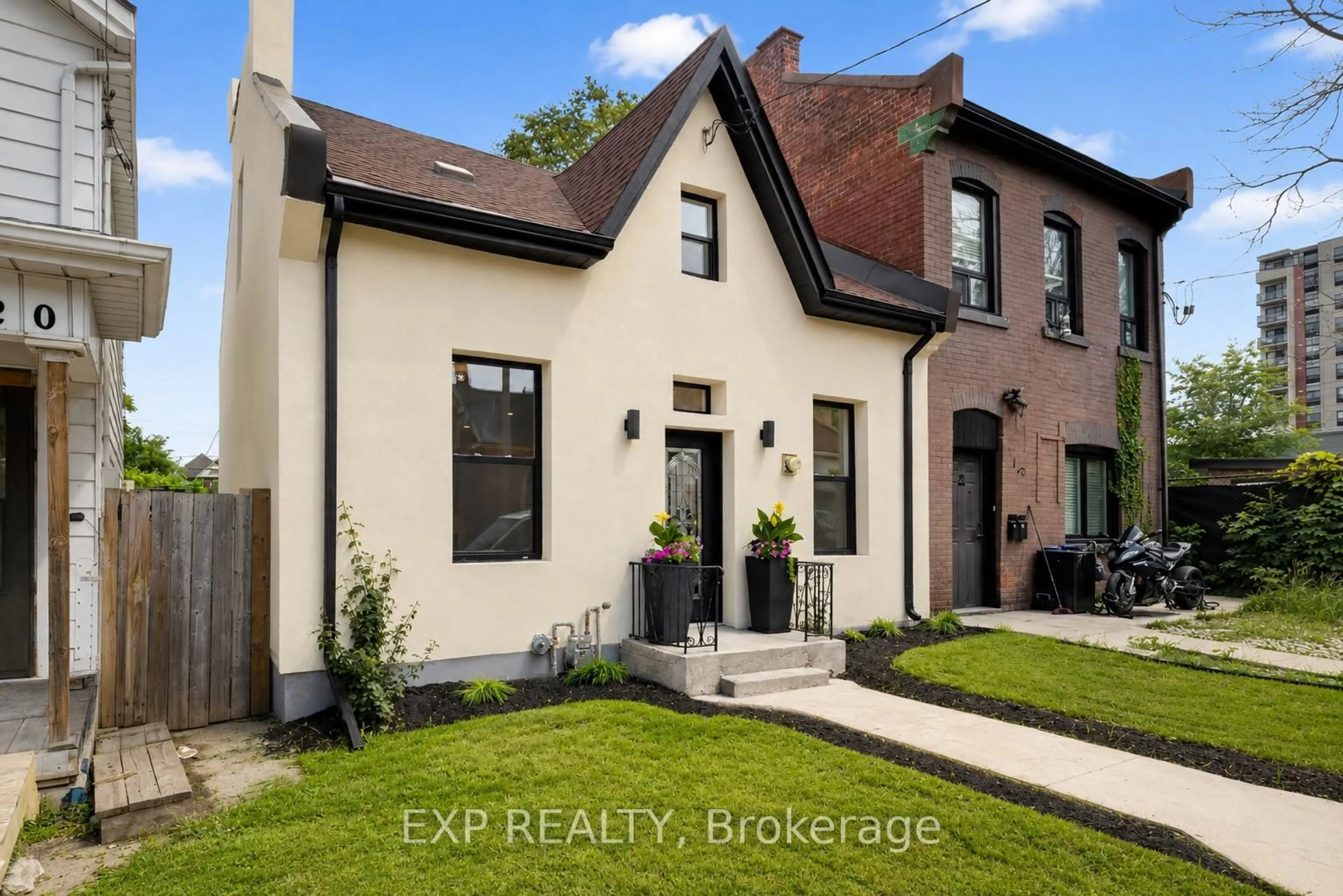 Home with brick exterior material, street for 118 Cathcart St, Hamilton Ontario L8L 5A2