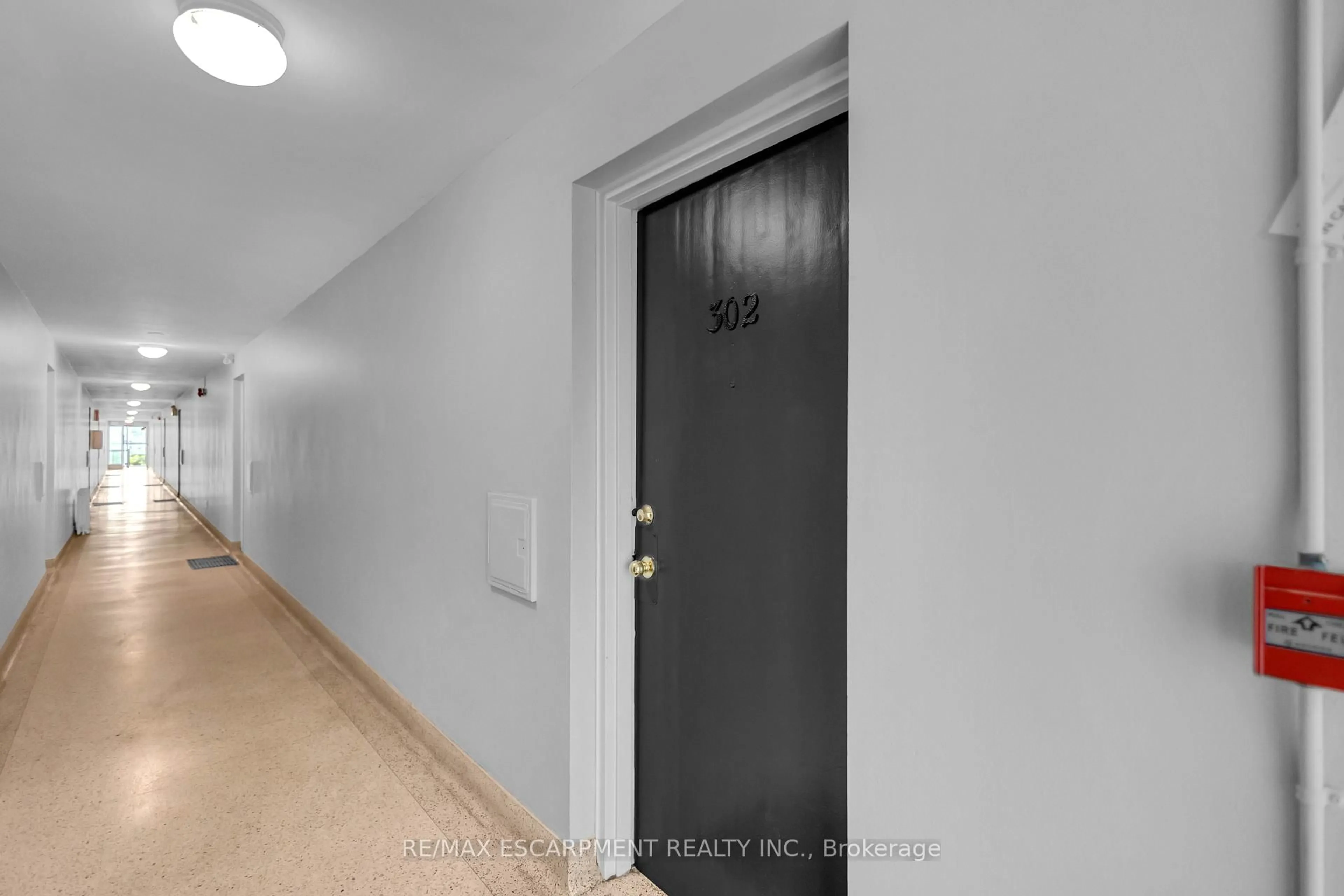 Indoor entryway for 57 Mericourt Rd #302, Hamilton Ontario L8S 2N5