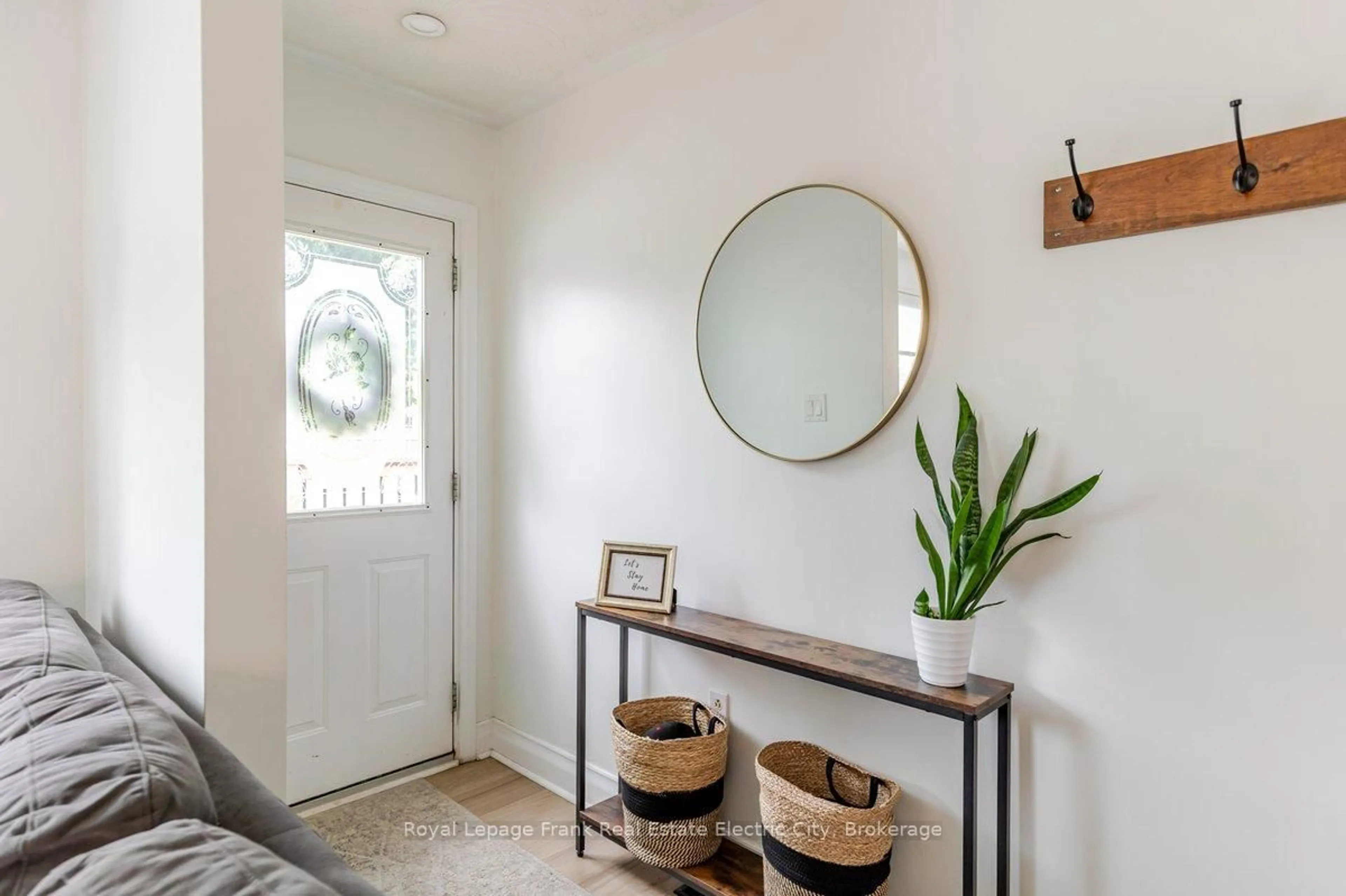 Indoor entryway for 642 Bellaire St, Peterborough Ontario K9J 3Y6