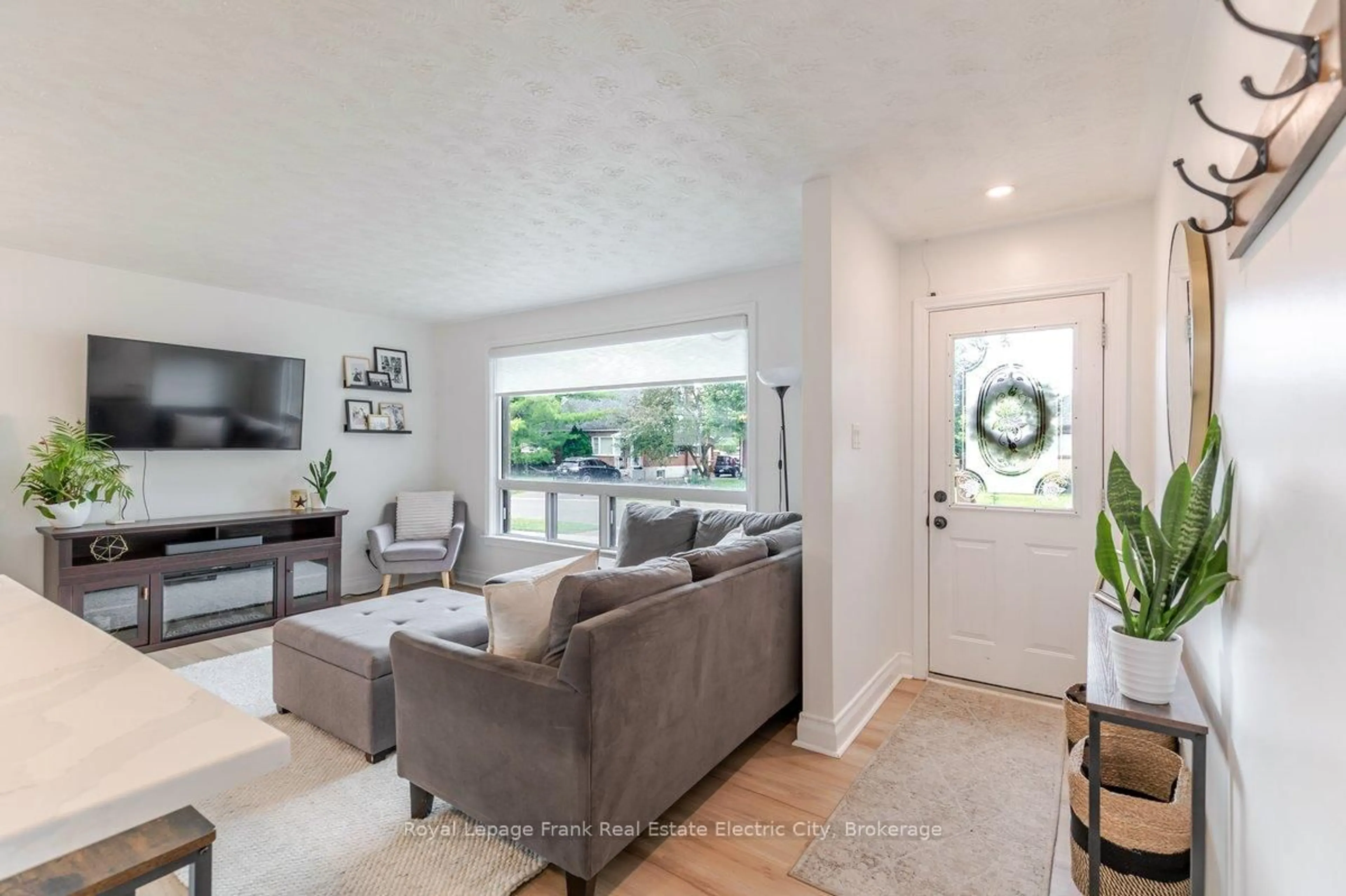 Living room with furniture, unknown for 642 Bellaire St, Peterborough Ontario K9J 3Y6