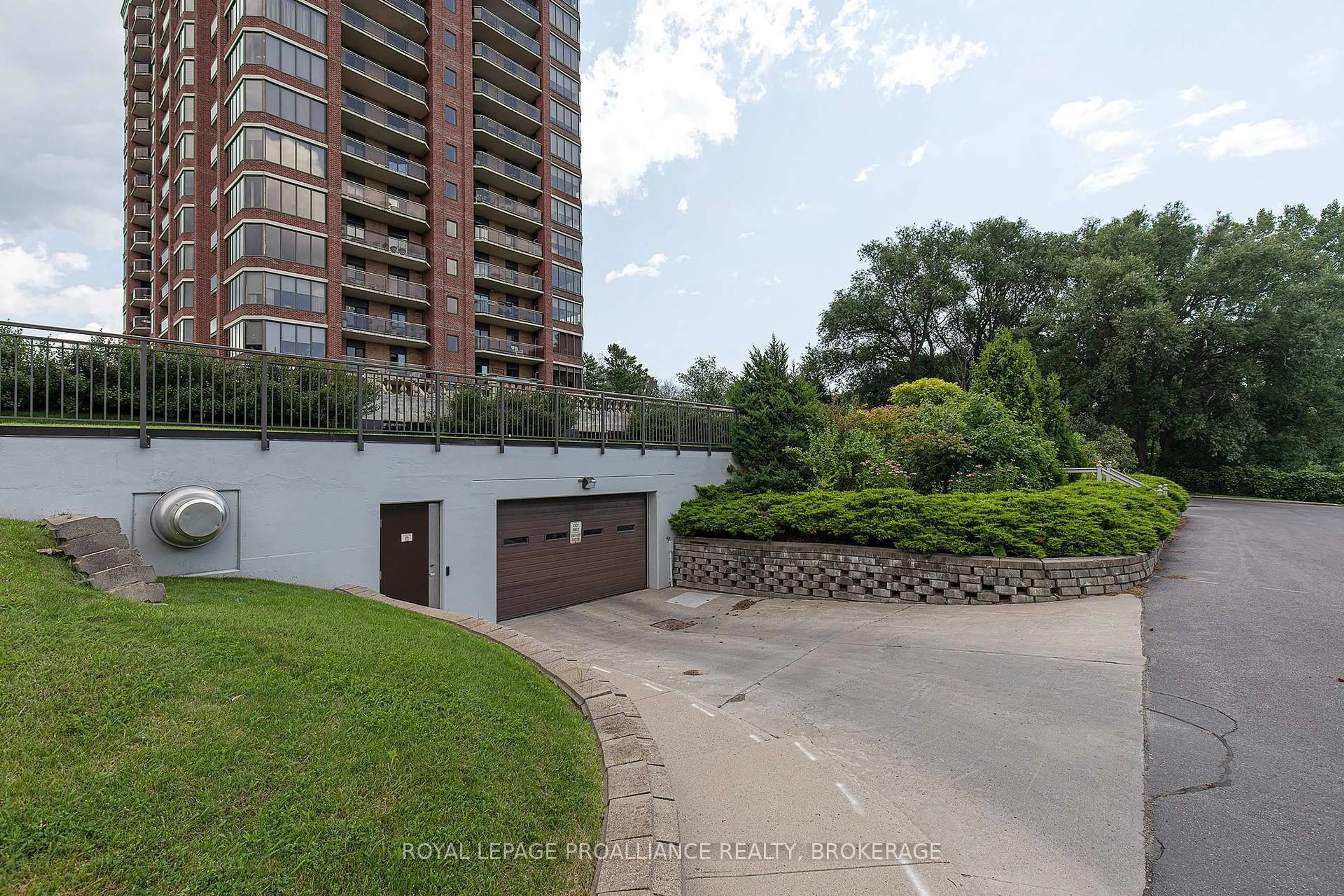 A pic from outside/outdoor area/front of a property/back of a property/a pic from drone, unknown for 1000 King St #1302, Kingston Ontario K7M 8H3