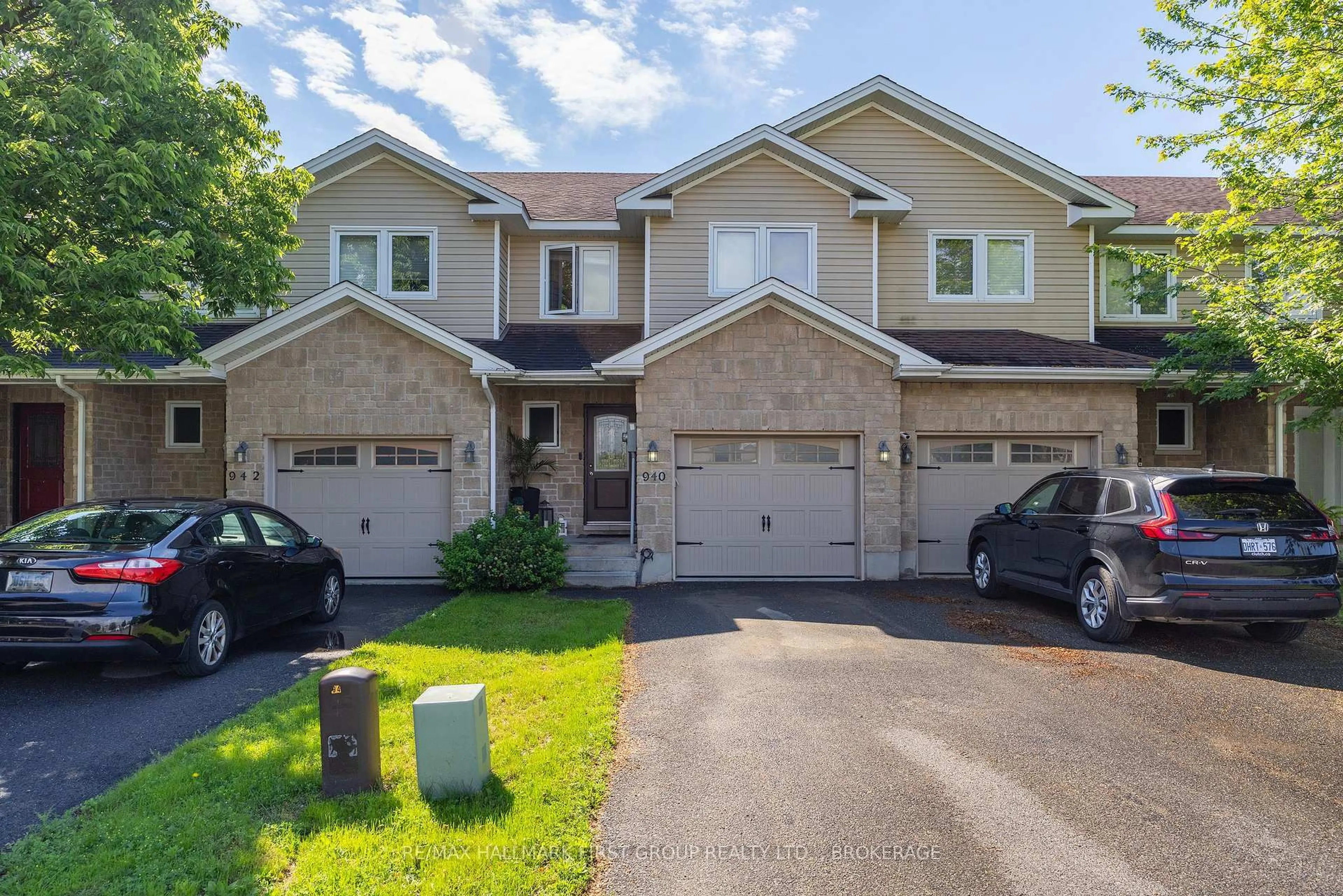 A pic from outside/outdoor area/front of a property/back of a property/a pic from drone, street for 940 SWANFIELD St, Kingston Ontario K7M 0A5