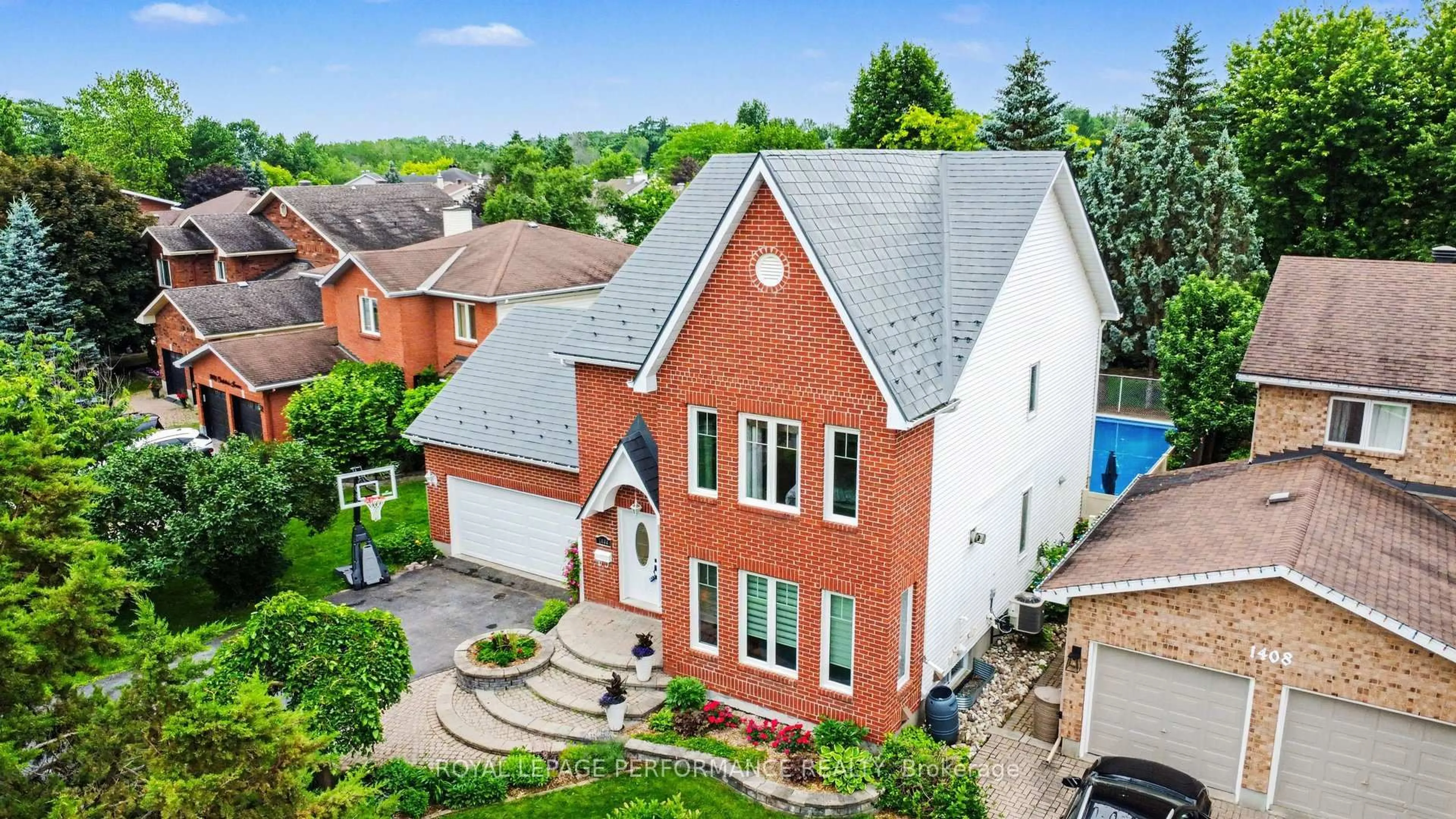 A pic from outside/outdoor area/front of a property/back of a property/a pic from drone, street for 1444 Charlebois Ave, Ottawa Ontario K1E 3W5