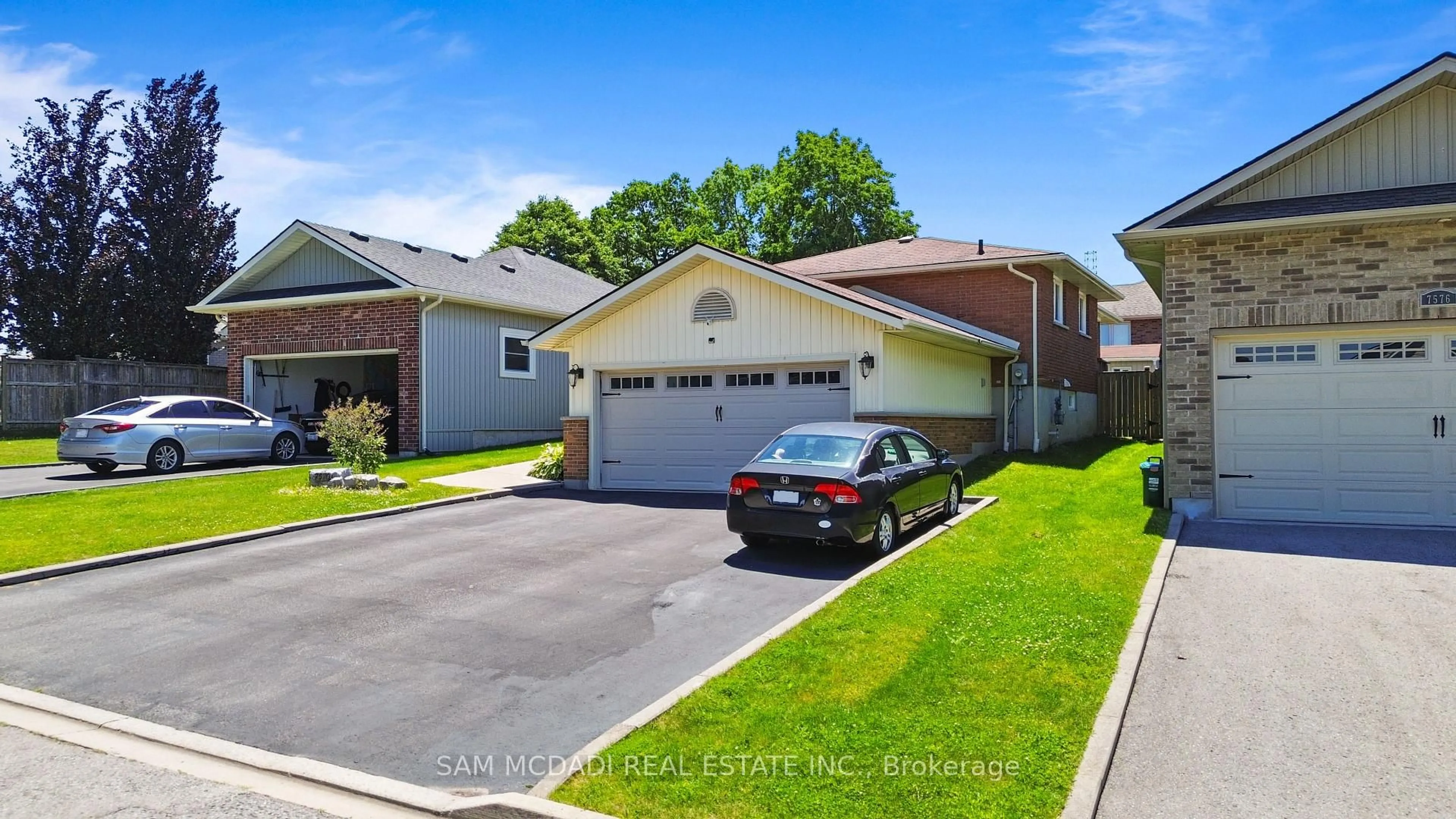 A pic from outside/outdoor area/front of a property/back of a property/a pic from drone, street for 7570 Nadia Crt, Niagara Falls Ontario L2J 4K6