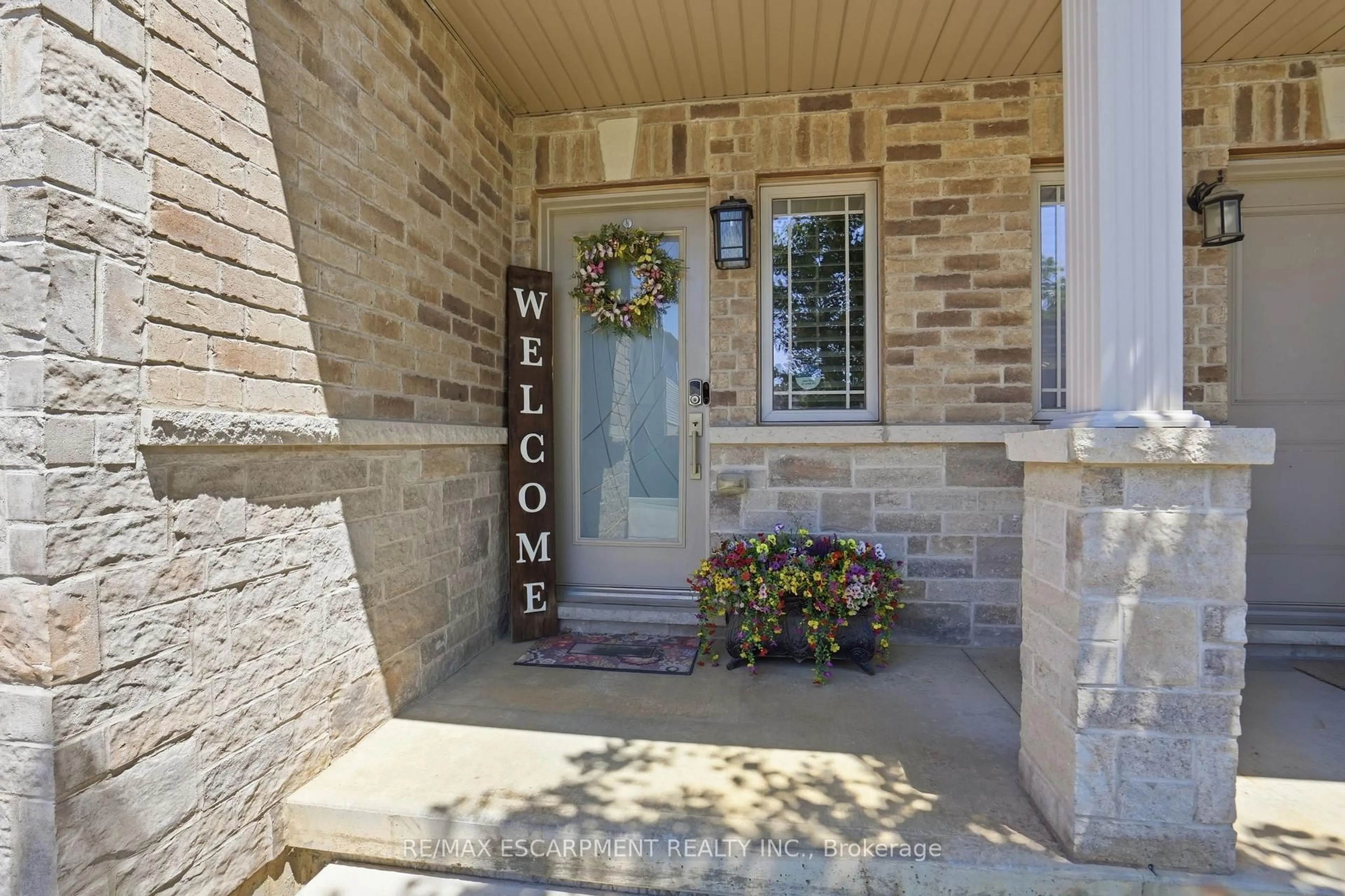 Indoor entryway for 27 Crossings Way, Hamilton Ontario L0R 1P0