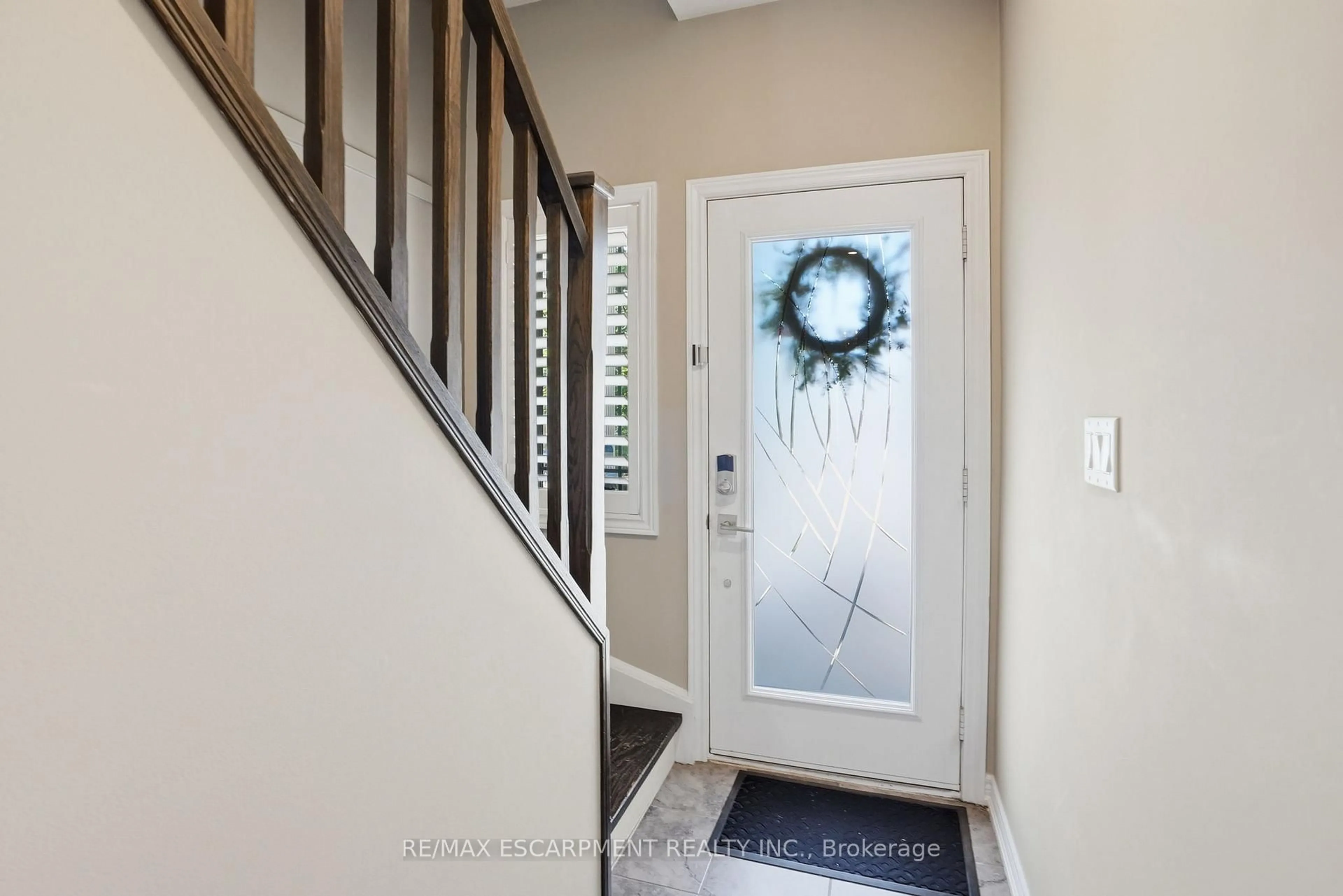 Indoor entryway for 27 Crossings Way, Hamilton Ontario L0R 1P0