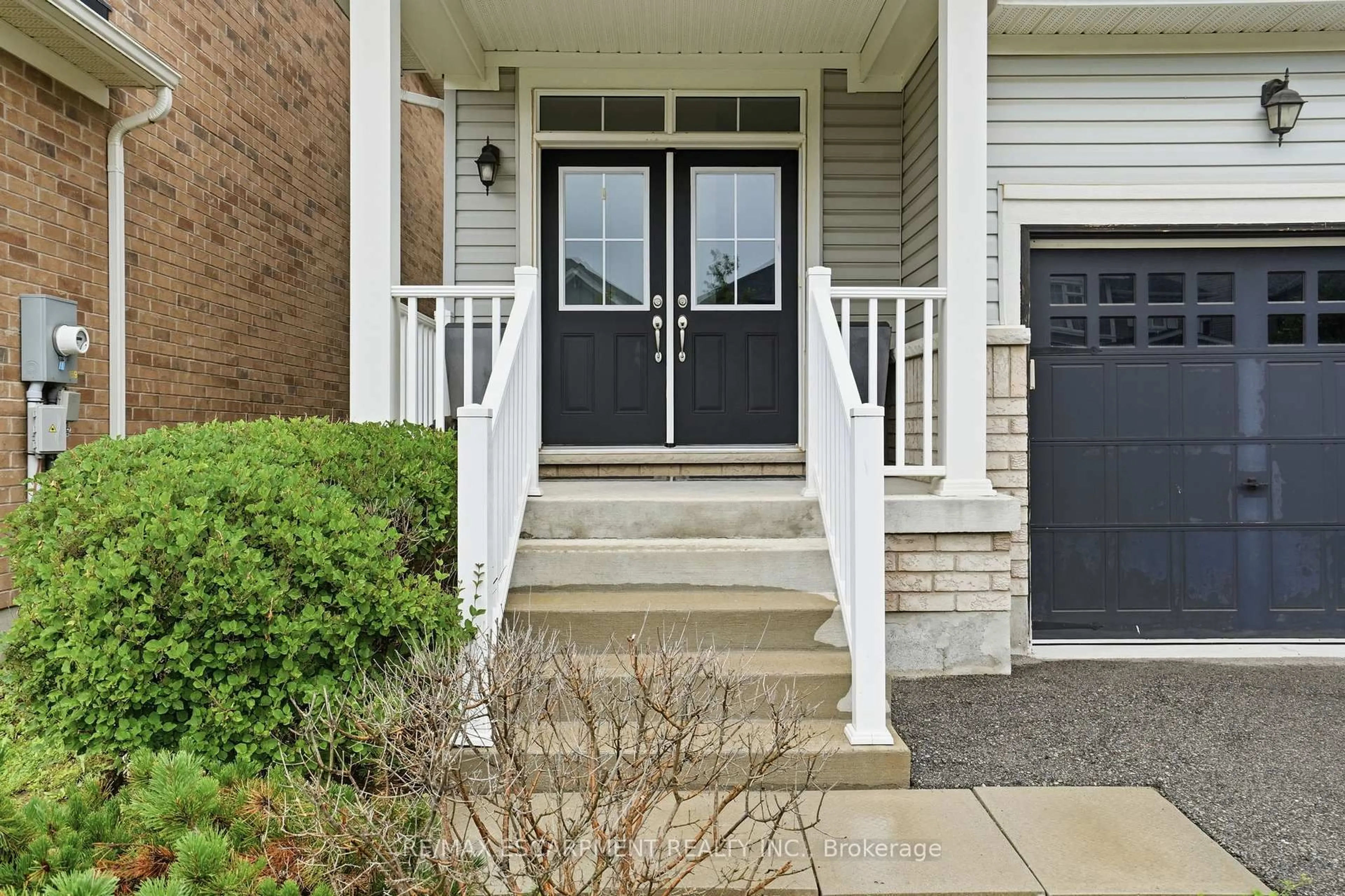 Indoor entryway for 27 Robbins Rdge, Brant Ontario N3L 0H2