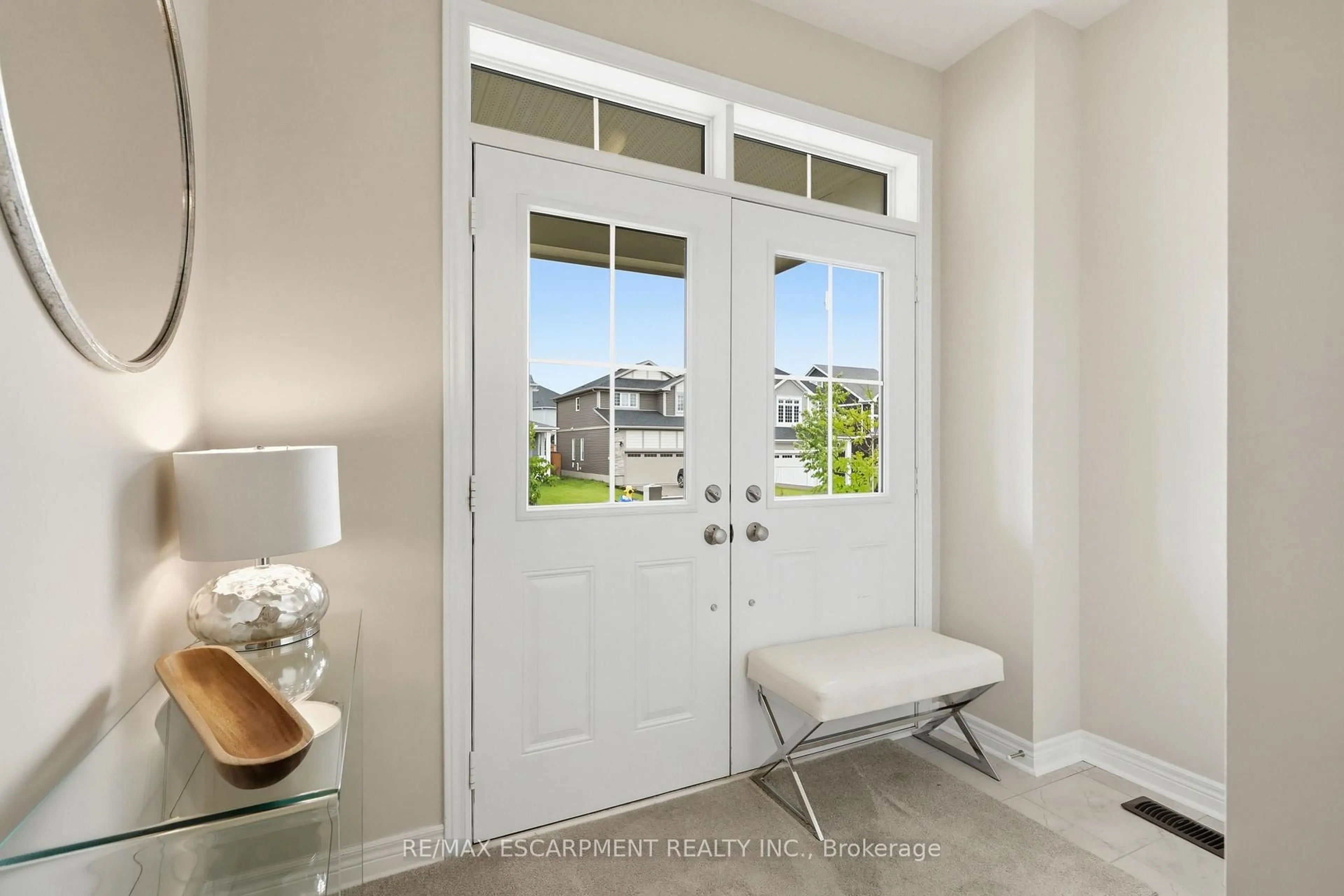 Indoor entryway for 27 Robbins Rdge, Brant Ontario N3L 0H2