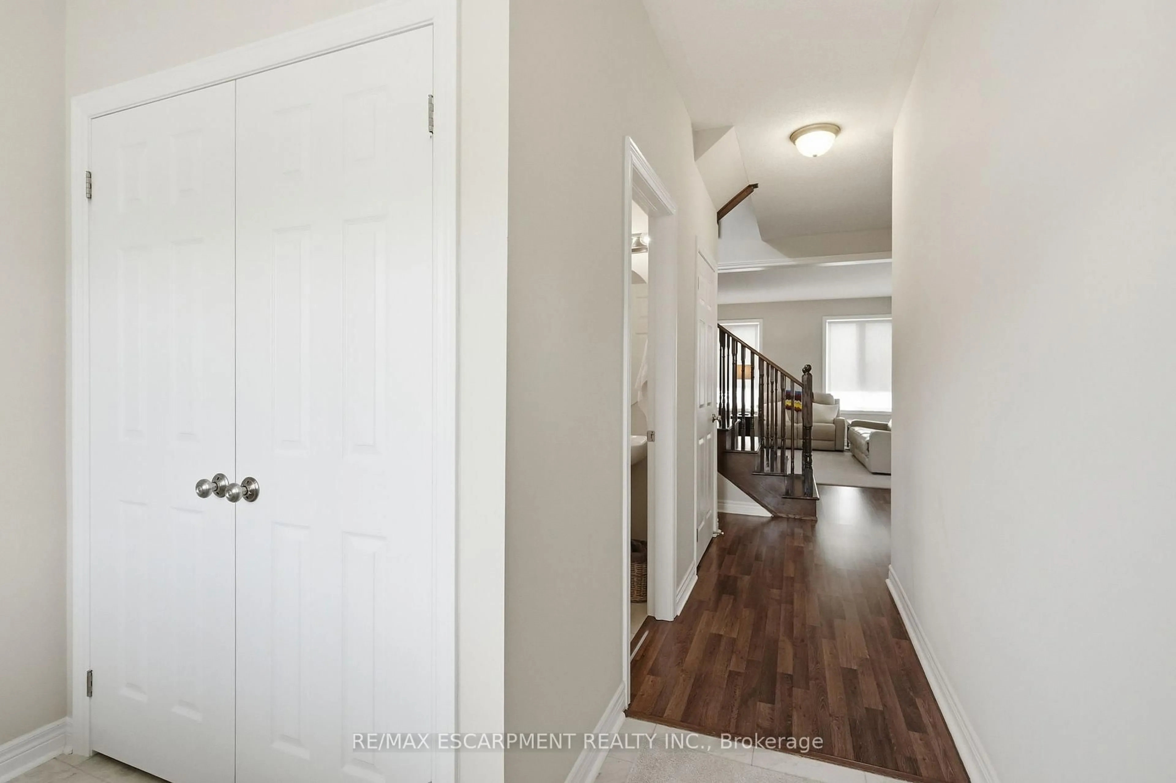 Indoor entryway for 27 Robbins Rdge, Brant Ontario N3L 0H2