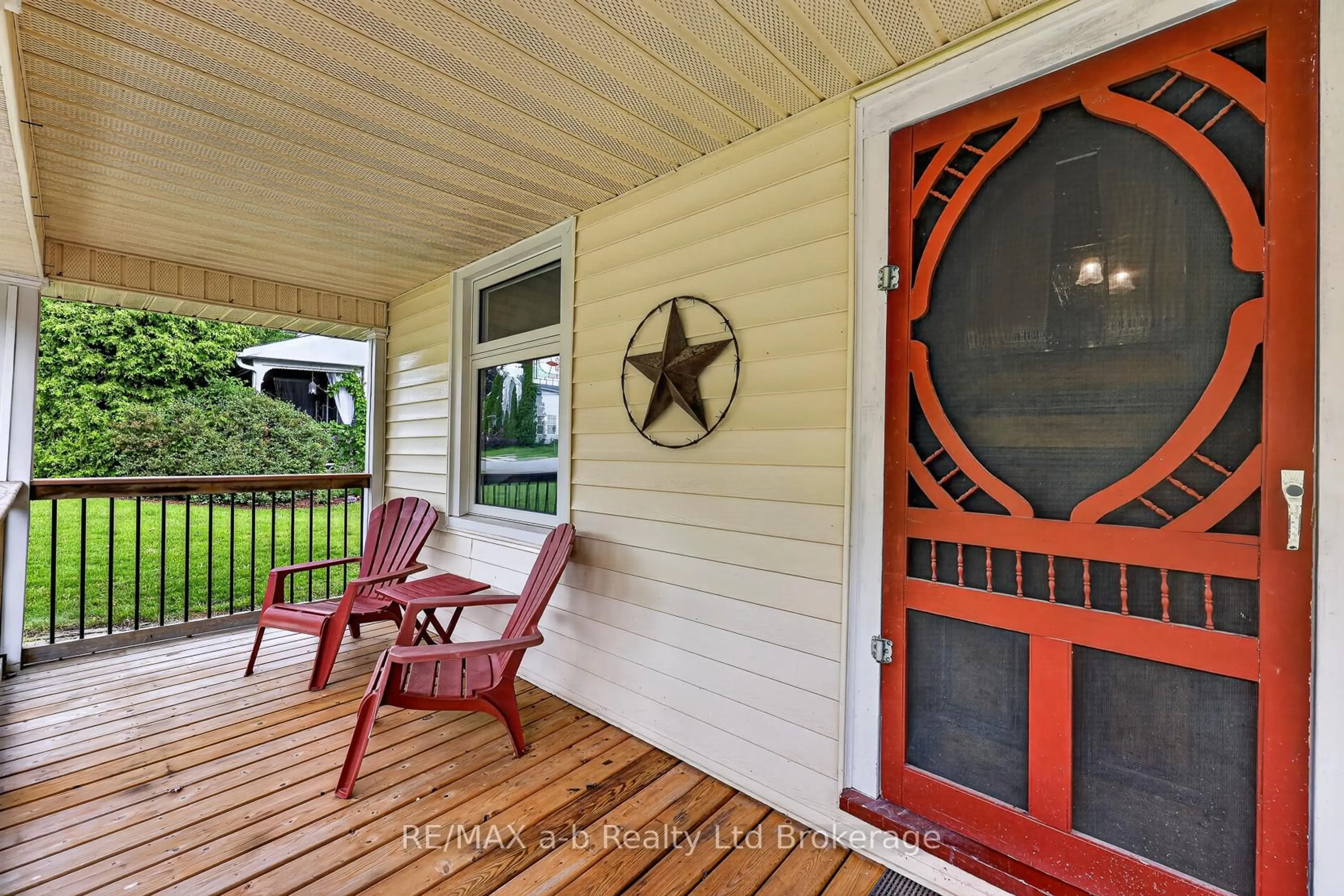 Indoor entryway for 301 Thames St, Ingersoll Ontario N5C 2T8