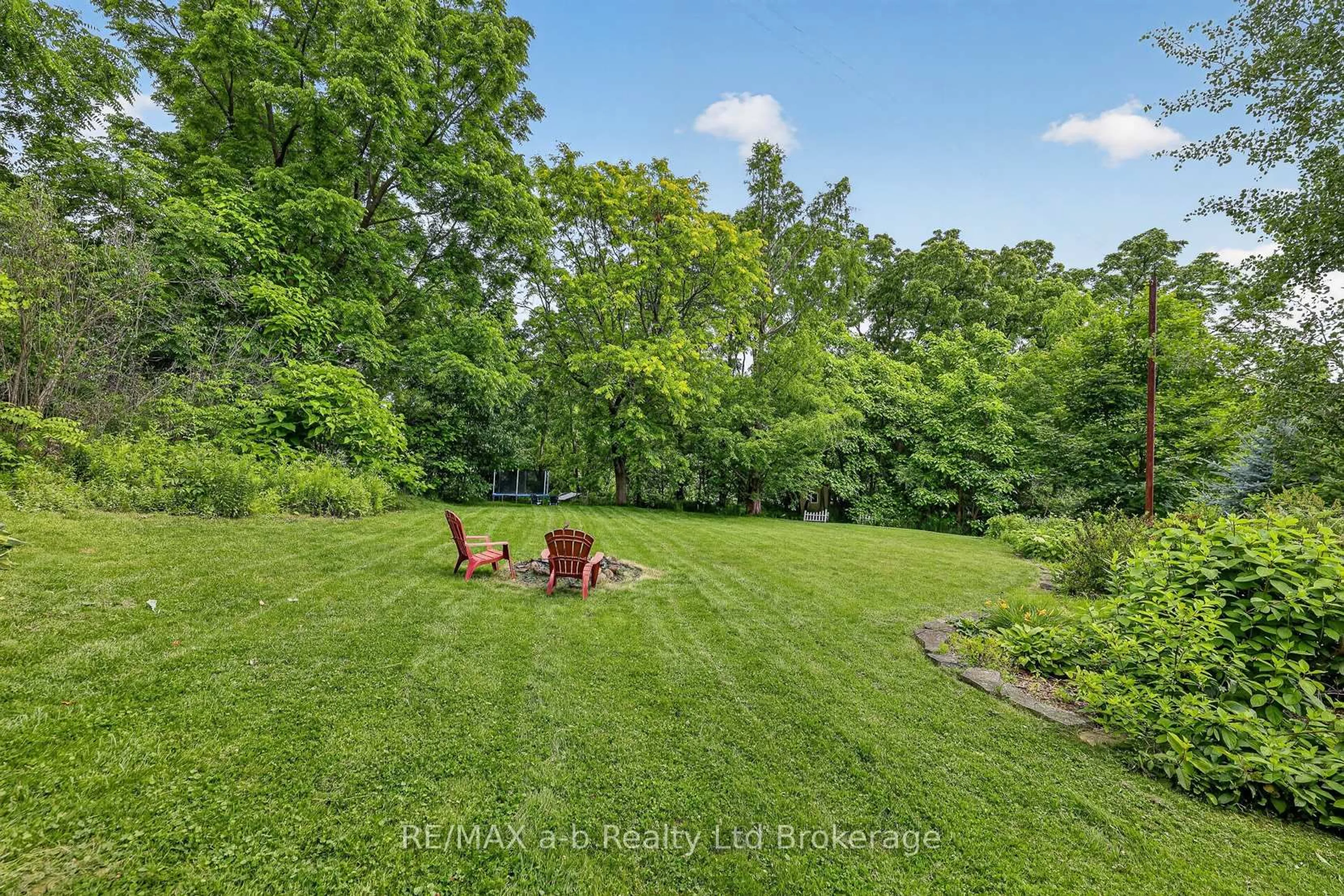 A pic from outside/outdoor area/front of a property/back of a property/a pic from drone, water/lake/river/ocean view for 301 Thames St, Ingersoll Ontario N5C 2T8